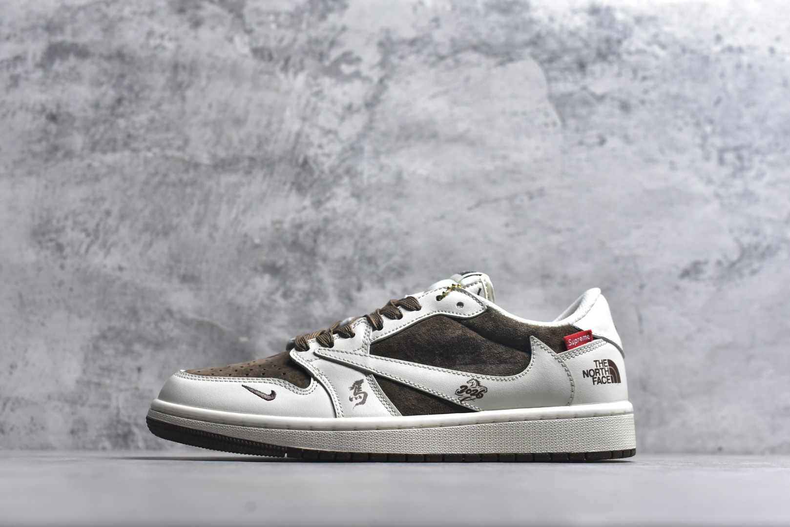 #马年白棕质感拉满 AIR JORDAN 1 棕白双色营造简约高级感，马形挂饰与“2026”印花点明生肖主题，Supreme与The North Face双联名标识强化潮流属性。AJ1 Low鞋型搭配软质鞋面，脚感舒适且适配多种风格，是马年打造质感穿搭的宝藏鞋款。 货号：DM7866-129 尺码：36 36.5 37.5 38 38.5 39 40 40.5 41 42 42.5 43 44 44.5 45-选品中心