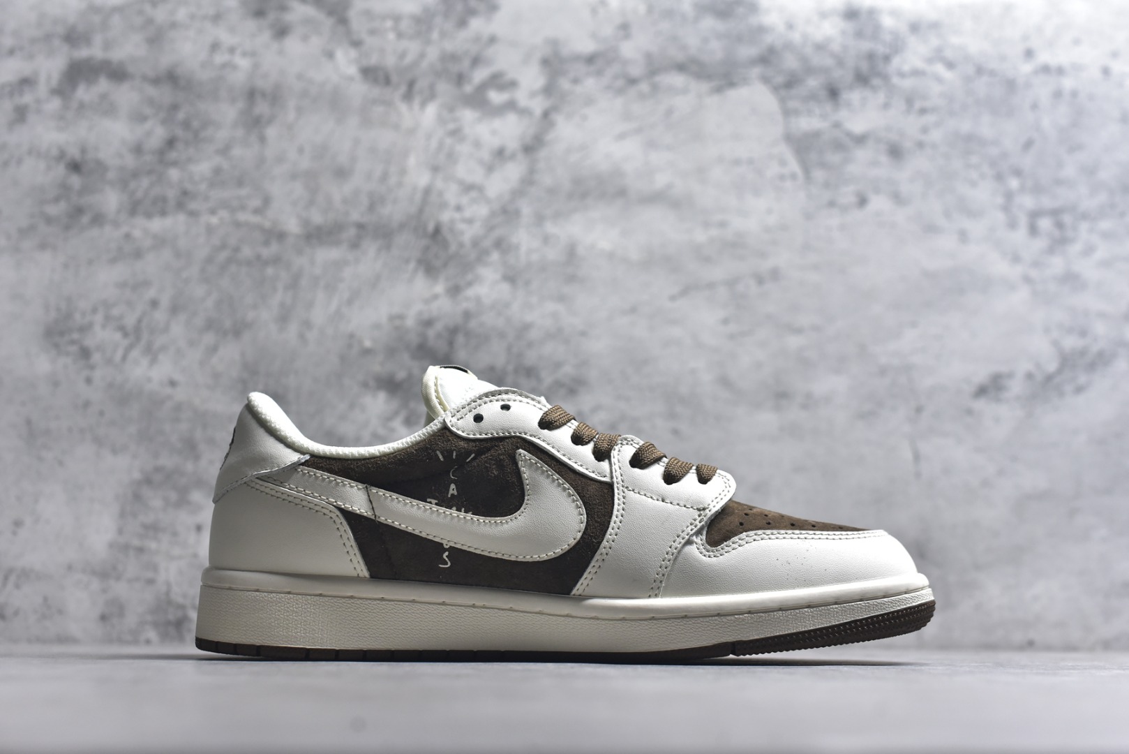 图片[3]-#马年白棕质感拉满 AIR JORDAN 1 棕白双色营造简约高级感，马形挂饰与“2026”印花点明生肖主题，Supreme与The North Face双联名标识强化潮流属性。AJ1 Low鞋型搭配软质鞋面，脚感舒适且适配多种风格，是马年打造质感穿搭的宝藏鞋款。 货号：DM7866-129 尺码：36 36.5 37.5 38 38.5 39 40 40.5 41 42 42.5 43 44 44.5 45-选品中心