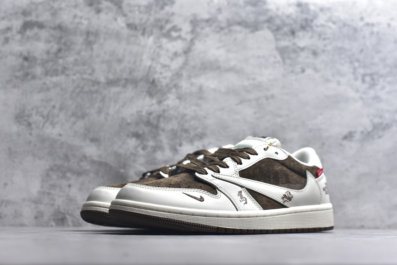 图片[2]-#马年白棕质感拉满 AIR JORDAN 1 棕白双色营造简约高级感，马形挂饰与“2026”印花点明生肖主题，Supreme与The North Face双联名标识强化潮流属性。AJ1 Low鞋型搭配软质鞋面，脚感舒适且适配多种风格，是马年打造质感穿搭的宝藏鞋款。 货号：DM7866-129 尺码：36 36.5 37.5 38 38.5 39 40 40.5 41 42 42.5 43 44 44.5 45-选品中心