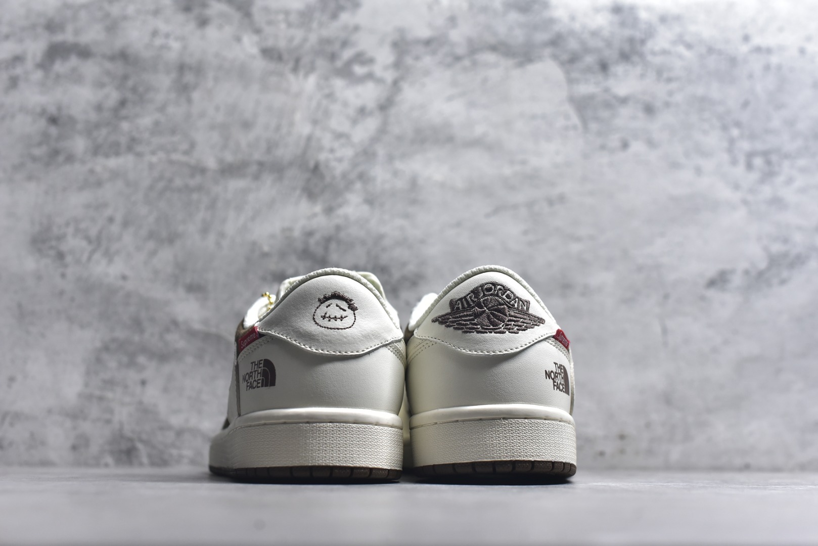 图片[5]-#马年白棕质感拉满 AIR JORDAN 1 棕白双色营造简约高级感，马形挂饰与“2026”印花点明生肖主题，Supreme与The North Face双联名标识强化潮流属性。AJ1 Low鞋型搭配软质鞋面，脚感舒适且适配多种风格，是马年打造质感穿搭的宝藏鞋款。 货号：DM7866-129 尺码：36 36.5 37.5 38 38.5 39 40 40.5 41 42 42.5 43 44 44.5 45-选品中心