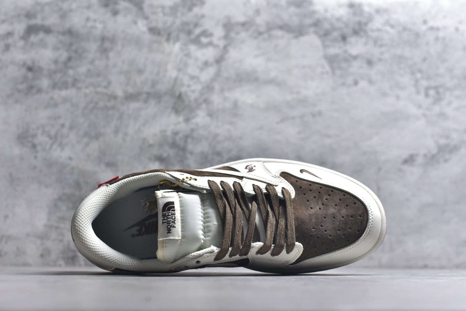 图片[4]-#马年白棕质感拉满 AIR JORDAN 1 棕白双色营造简约高级感，马形挂饰与“2026”印花点明生肖主题，Supreme与The North Face双联名标识强化潮流属性。AJ1 Low鞋型搭配软质鞋面，脚感舒适且适配多种风格，是马年打造质感穿搭的宝藏鞋款。 货号：DM7866-129 尺码：36 36.5 37.5 38 38.5 39 40 40.5 41 42 42.5 43 44 44.5 45-选品中心