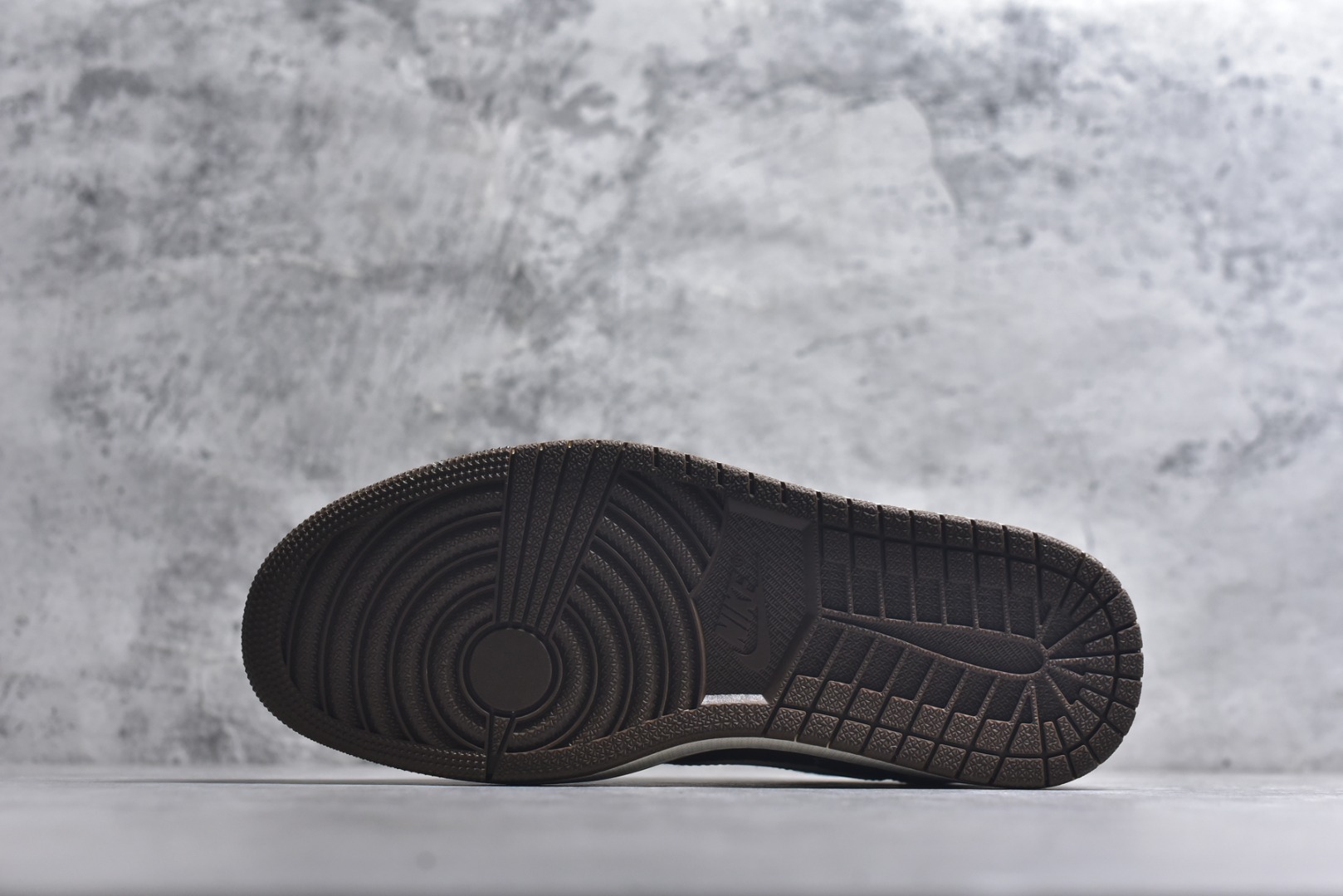 图片[6]-#马年白棕质感拉满 AIR JORDAN 1 棕白双色营造简约高级感，马形挂饰与“2026”印花点明生肖主题，Supreme与The North Face双联名标识强化潮流属性。AJ1 Low鞋型搭配软质鞋面，脚感舒适且适配多种风格，是马年打造质感穿搭的宝藏鞋款。 货号：DM7866-129 尺码：36 36.5 37.5 38 38.5 39 40 40.5 41 42 42.5 43 44 44.5 45-选品中心