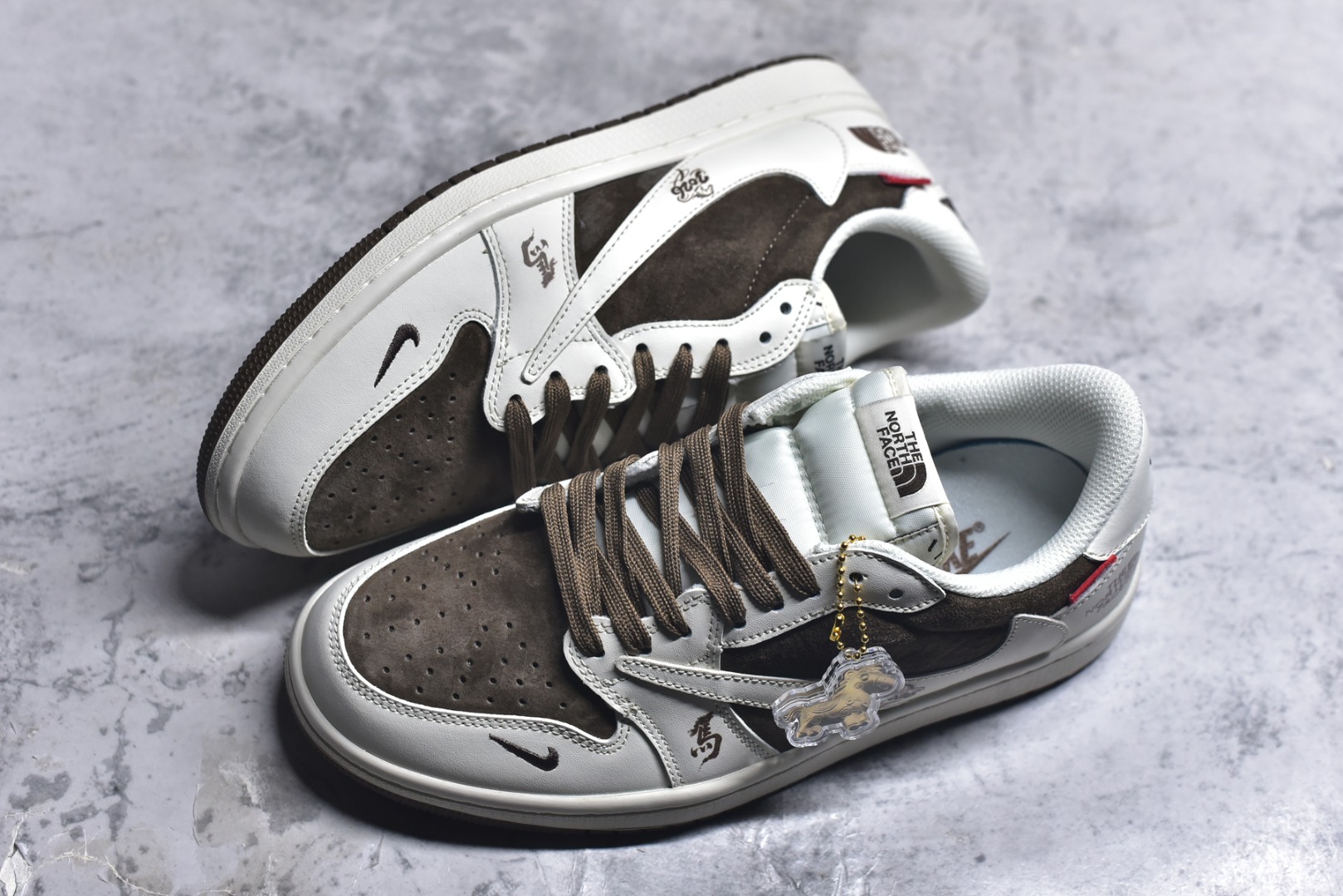 图片[7]-#马年白棕质感拉满 AIR JORDAN 1 棕白双色营造简约高级感，马形挂饰与“2026”印花点明生肖主题，Supreme与The North Face双联名标识强化潮流属性。AJ1 Low鞋型搭配软质鞋面，脚感舒适且适配多种风格，是马年打造质感穿搭的宝藏鞋款。 货号：DM7866-129 尺码：36 36.5 37.5 38 38.5 39 40 40.5 41 42 42.5 43 44 44.5 45-选品中心