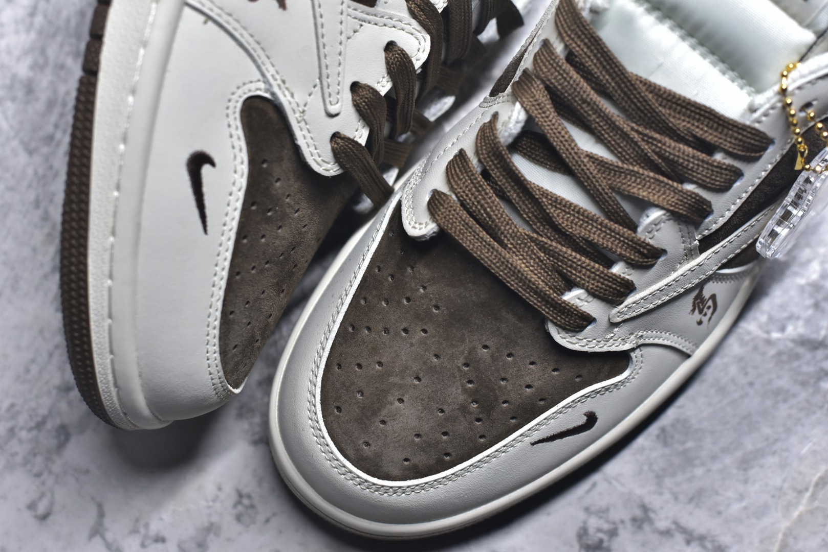 图片[8]-#马年白棕质感拉满 AIR JORDAN 1 棕白双色营造简约高级感，马形挂饰与“2026”印花点明生肖主题，Supreme与The North Face双联名标识强化潮流属性。AJ1 Low鞋型搭配软质鞋面，脚感舒适且适配多种风格，是马年打造质感穿搭的宝藏鞋款。 货号：DM7866-129 尺码：36 36.5 37.5 38 38.5 39 40 40.5 41 42 42.5 43 44 44.5 45-选品中心