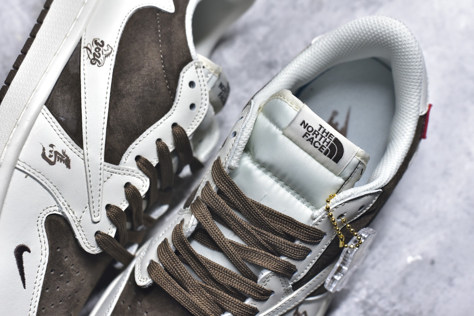 图片[9]-#马年白棕质感拉满 AIR JORDAN 1 棕白双色营造简约高级感，马形挂饰与“2026”印花点明生肖主题，Supreme与The North Face双联名标识强化潮流属性。AJ1 Low鞋型搭配软质鞋面，脚感舒适且适配多种风格，是马年打造质感穿搭的宝藏鞋款。 货号：DM7866-129 尺码：36 36.5 37.5 38 38.5 39 40 40.5 41 42 42.5 43 44 44.5 45-选品中心