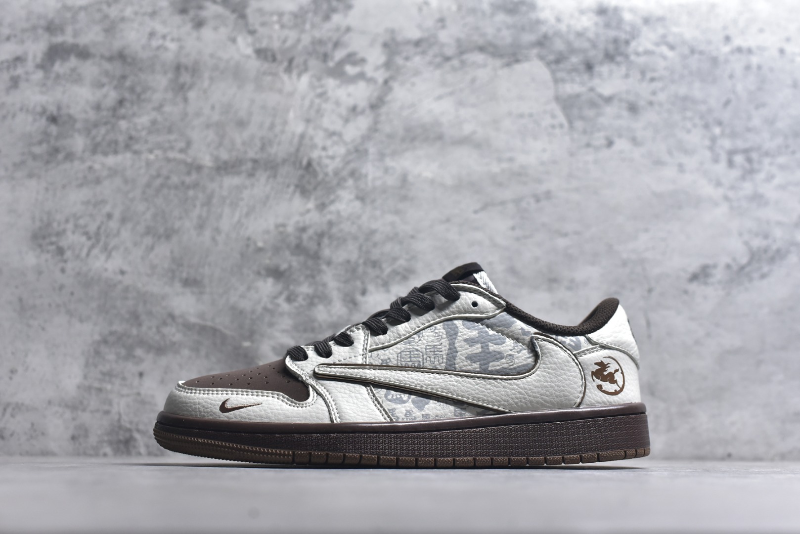 #高端定制 Travis Scott x Jordan 1 Low 马年限定-白棕云纹 倒勾低帮休闲版本 高级夜光效果 原厂全头层皮 大厂纯原品质出货 纯正版型 定制鞋盒 皮料切割干净无任何毛边 细节完美 超高清洁度 货号：NH0601-061 尺码：36 36.5 37.5 38 38.5 39 40 40.5 41 42 42.5 43 44 44.5 45-选品中心