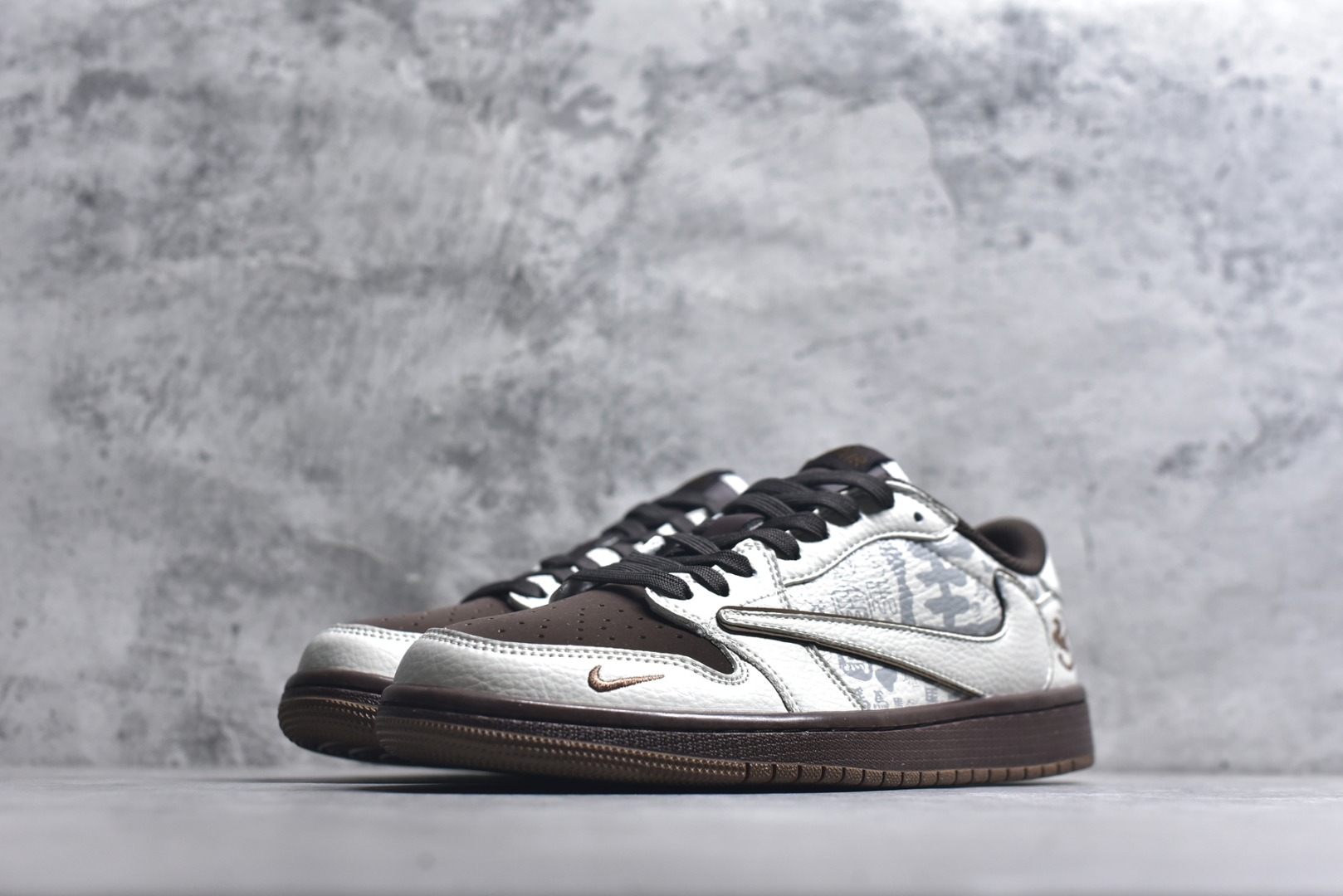 图片[2]-#高端定制 Travis Scott x Jordan 1 Low 马年限定-白棕云纹 倒勾低帮休闲版本 高级夜光效果 原厂全头层皮 大厂纯原品质出货 纯正版型 定制鞋盒 皮料切割干净无任何毛边 细节完美 超高清洁度 货号：NH0601-061 尺码：36 36.5 37.5 38 38.5 39 40 40.5 41 42 42.5 43 44 44.5 45-选品中心