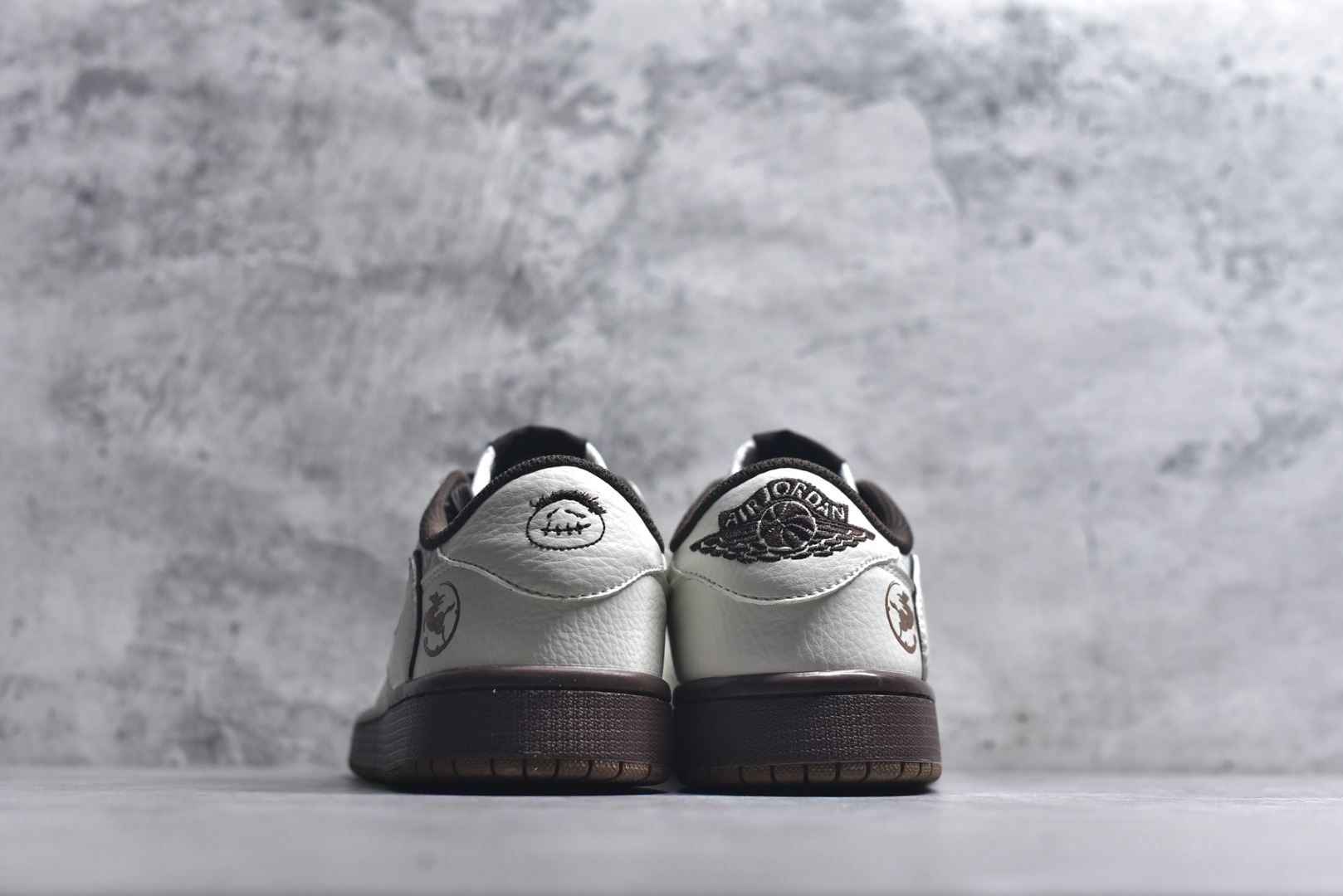 图片[5]-#高端定制 Travis Scott x Jordan 1 Low 马年限定-白棕云纹 倒勾低帮休闲版本 高级夜光效果 原厂全头层皮 大厂纯原品质出货 纯正版型 定制鞋盒 皮料切割干净无任何毛边 细节完美 超高清洁度 货号：NH0601-061 尺码：36 36.5 37.5 38 38.5 39 40 40.5 41 42 42.5 43 44 44.5 45-选品中心