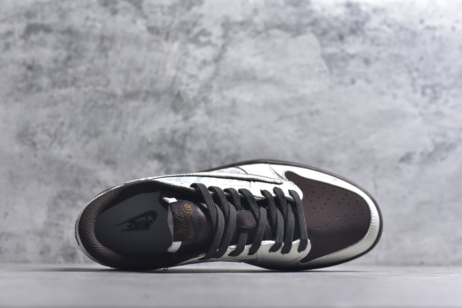 图片[4]-#高端定制 Travis Scott x Jordan 1 Low 马年限定-白棕云纹 倒勾低帮休闲版本 高级夜光效果 原厂全头层皮 大厂纯原品质出货 纯正版型 定制鞋盒 皮料切割干净无任何毛边 细节完美 超高清洁度 货号：NH0601-061 尺码：36 36.5 37.5 38 38.5 39 40 40.5 41 42 42.5 43 44 44.5 45-选品中心