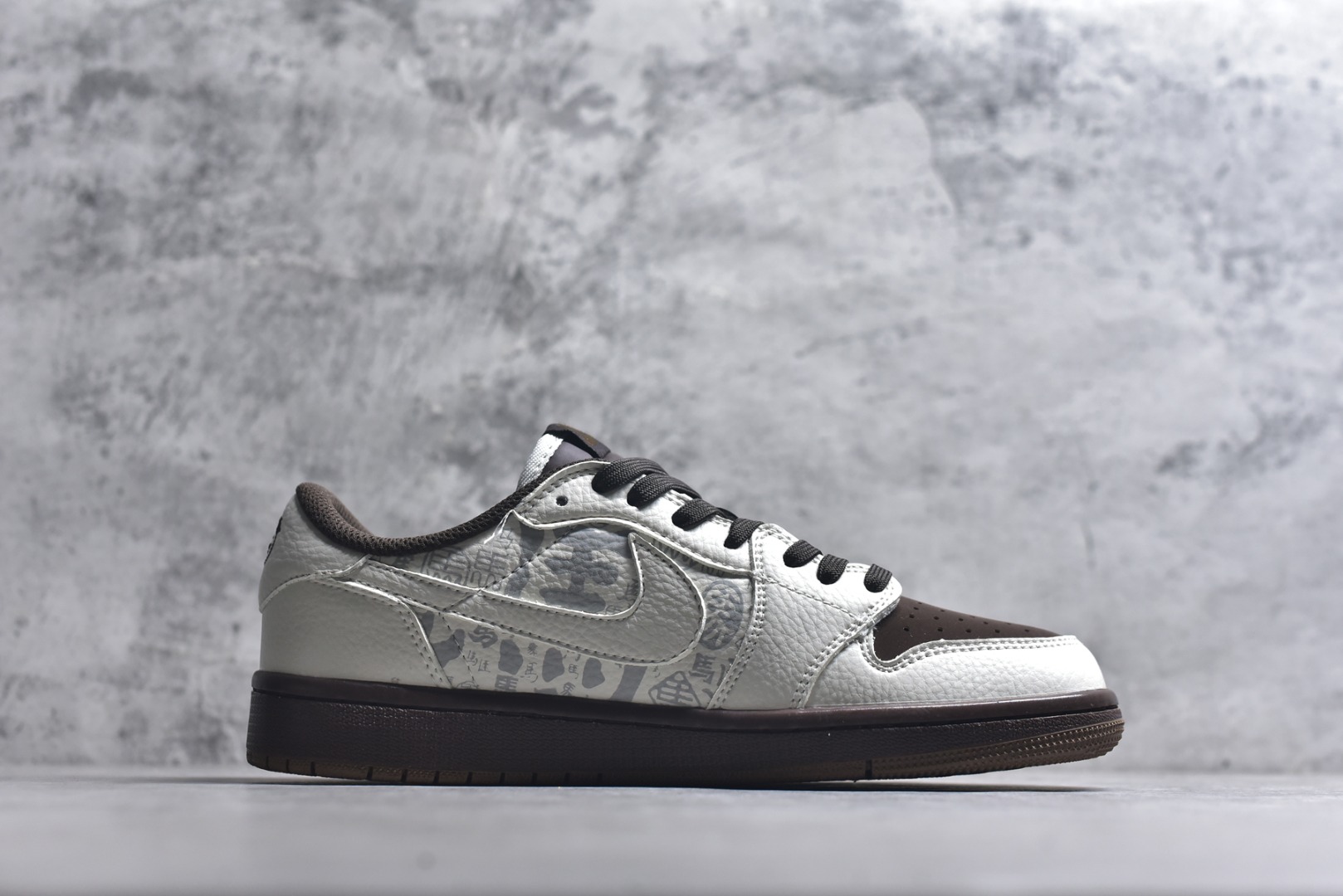 图片[3]-#高端定制 Travis Scott x Jordan 1 Low 马年限定-白棕云纹 倒勾低帮休闲版本 高级夜光效果 原厂全头层皮 大厂纯原品质出货 纯正版型 定制鞋盒 皮料切割干净无任何毛边 细节完美 超高清洁度 货号：NH0601-061 尺码：36 36.5 37.5 38 38.5 39 40 40.5 41 42 42.5 43 44 44.5 45-选品中心