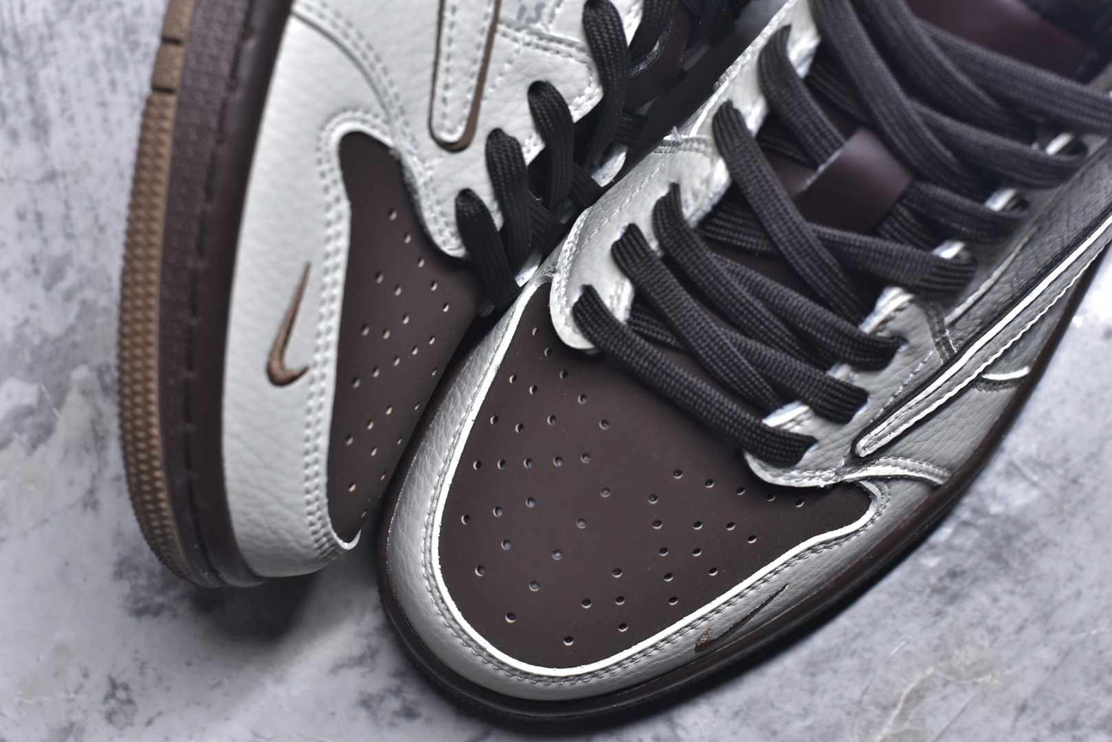 图片[8]-#高端定制 Travis Scott x Jordan 1 Low 马年限定-白棕云纹 倒勾低帮休闲版本 高级夜光效果 原厂全头层皮 大厂纯原品质出货 纯正版型 定制鞋盒 皮料切割干净无任何毛边 细节完美 超高清洁度 货号：NH0601-061 尺码：36 36.5 37.5 38 38.5 39 40 40.5 41 42 42.5 43 44 44.5 45-选品中心