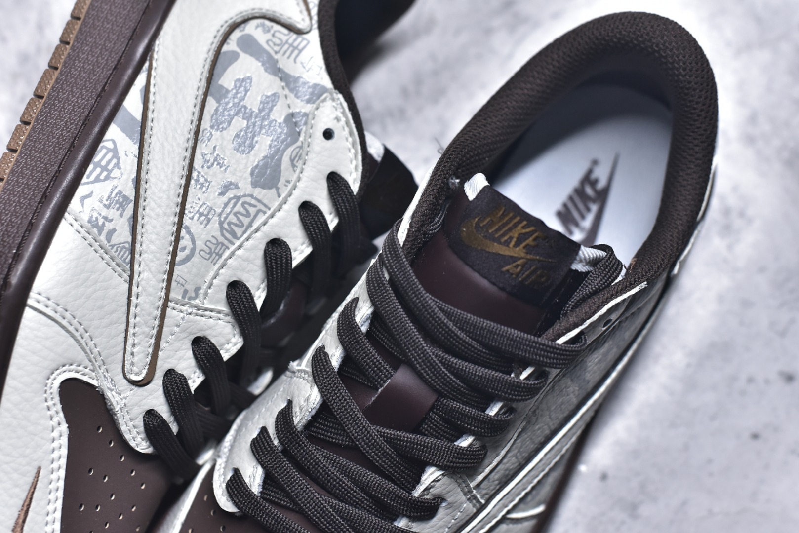 图片[9]-#高端定制 Travis Scott x Jordan 1 Low 马年限定-白棕云纹 倒勾低帮休闲版本 高级夜光效果 原厂全头层皮 大厂纯原品质出货 纯正版型 定制鞋盒 皮料切割干净无任何毛边 细节完美 超高清洁度 货号：NH0601-061 尺码：36 36.5 37.5 38 38.5 39 40 40.5 41 42 42.5 43 44 44.5 45-选品中心