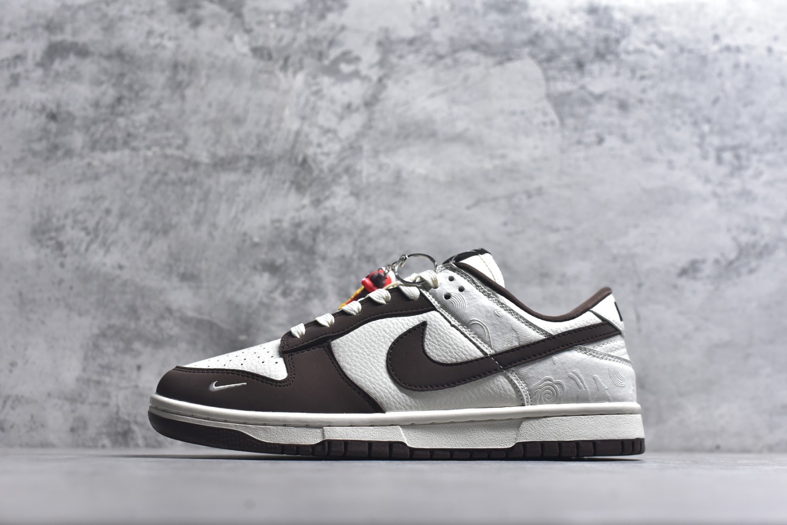 #Nike SB Dunk Low“马年限定——棕白浮雕” 高端私人定制 低帮休闲滑板鞋 定制鞋盒 大厂纯原品质出货 超高清洁度 皮料切割干净无任何毛边 细节完美 货号：IQ1118-220 尺码：36 36.5 37.5 38 38.5 39 40 40.5 41 42 42.5 43 44 44.5 45-选品中心