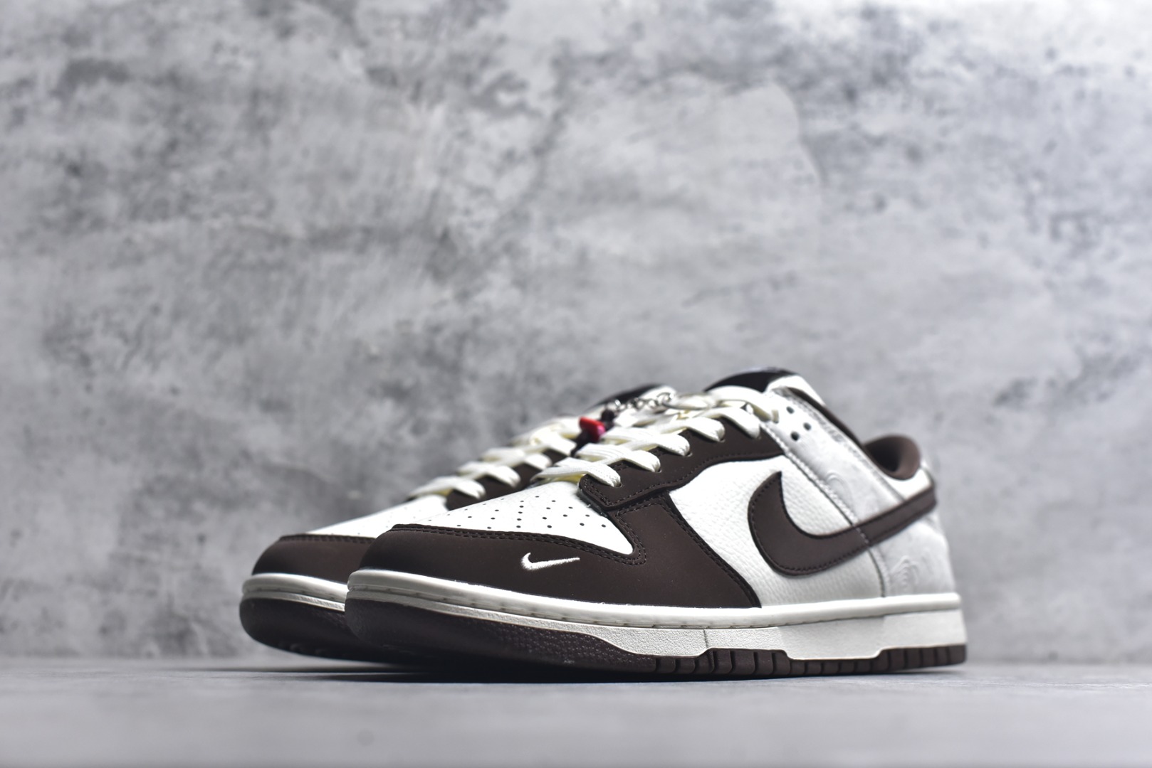 图片[2]-#Nike SB Dunk Low“马年限定——棕白浮雕” 高端私人定制 低帮休闲滑板鞋 定制鞋盒 大厂纯原品质出货 超高清洁度 皮料切割干净无任何毛边 细节完美 货号：IQ1118-220 尺码：36 36.5 37.5 38 38.5 39 40 40.5 41 42 42.5 43 44 44.5 45-选品中心