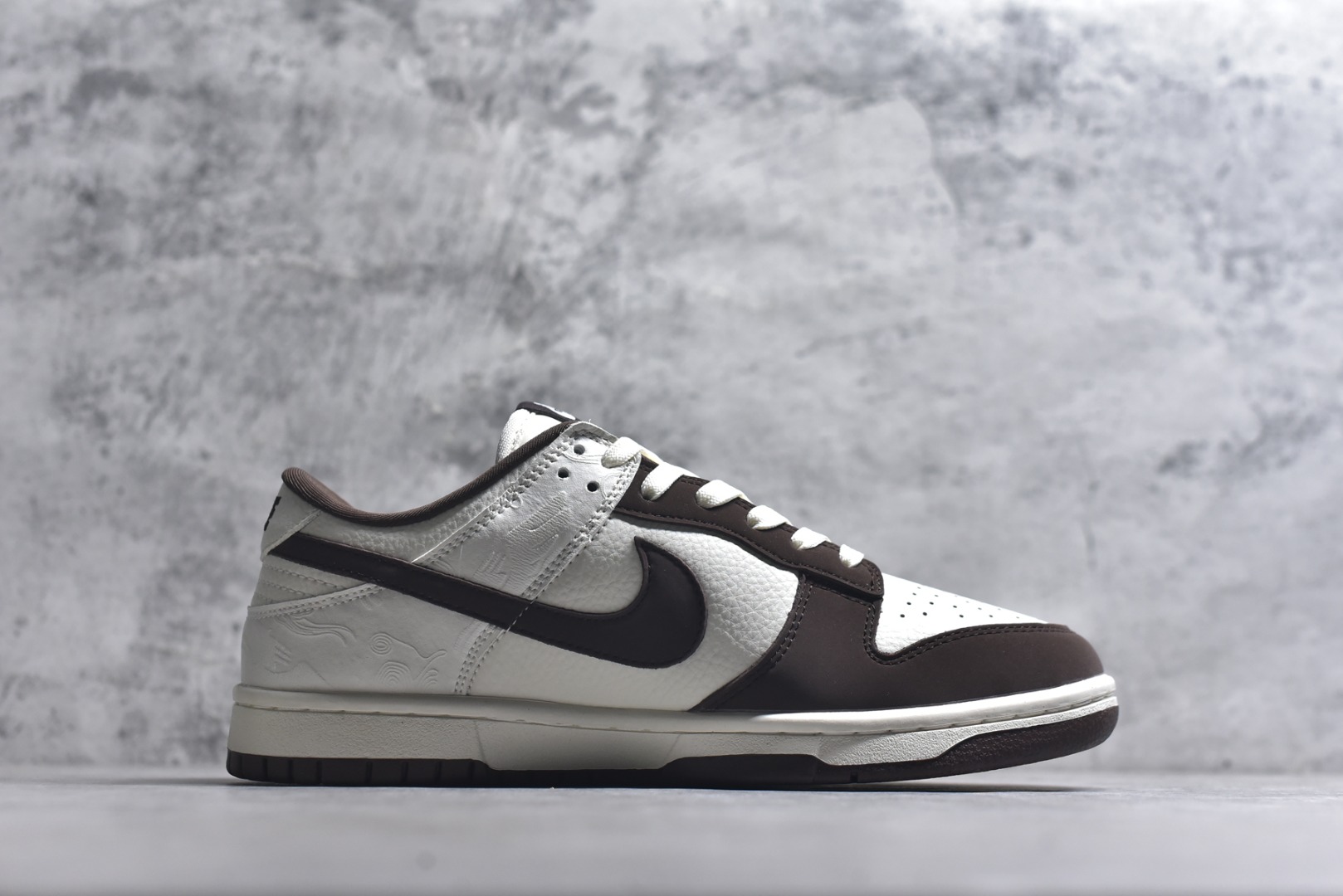 图片[3]-#Nike SB Dunk Low“马年限定——棕白浮雕” 高端私人定制 低帮休闲滑板鞋 定制鞋盒 大厂纯原品质出货 超高清洁度 皮料切割干净无任何毛边 细节完美 货号：IQ1118-220 尺码：36 36.5 37.5 38 38.5 39 40 40.5 41 42 42.5 43 44 44.5 45-选品中心