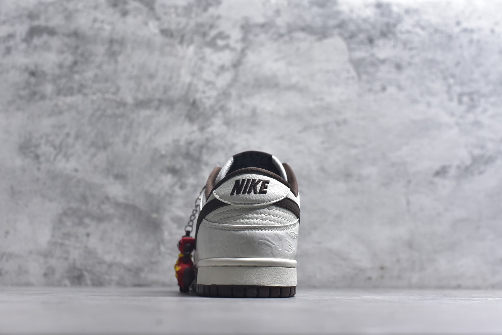 图片[5]-#Nike SB Dunk Low“马年限定——棕白浮雕” 高端私人定制 低帮休闲滑板鞋 定制鞋盒 大厂纯原品质出货 超高清洁度 皮料切割干净无任何毛边 细节完美 货号：IQ1118-220 尺码：36 36.5 37.5 38 38.5 39 40 40.5 41 42 42.5 43 44 44.5 45-选品中心