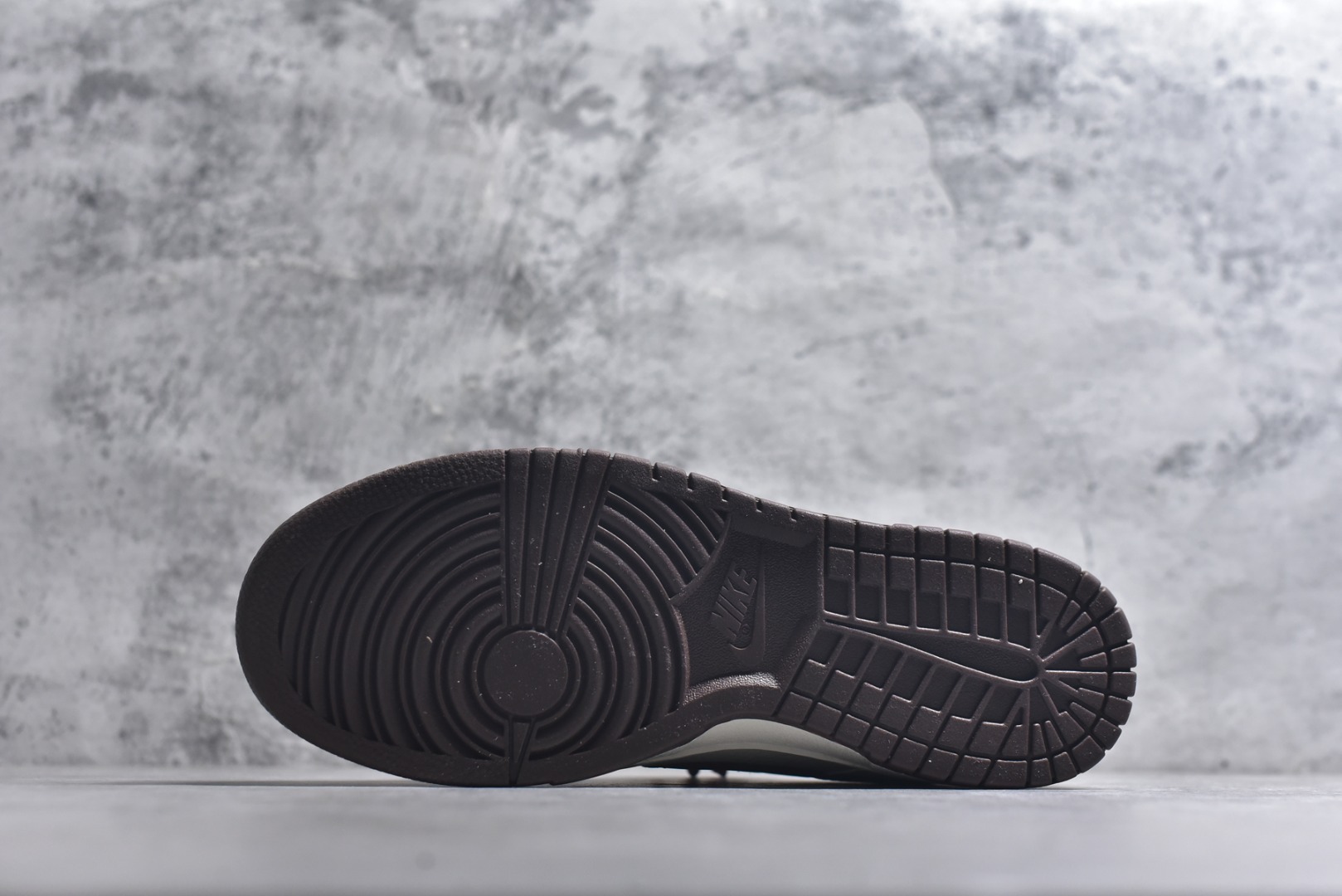 图片[6]-#Nike SB Dunk Low“马年限定——棕白浮雕” 高端私人定制 低帮休闲滑板鞋 定制鞋盒 大厂纯原品质出货 超高清洁度 皮料切割干净无任何毛边 细节完美 货号：IQ1118-220 尺码：36 36.5 37.5 38 38.5 39 40 40.5 41 42 42.5 43 44 44.5 45-选品中心