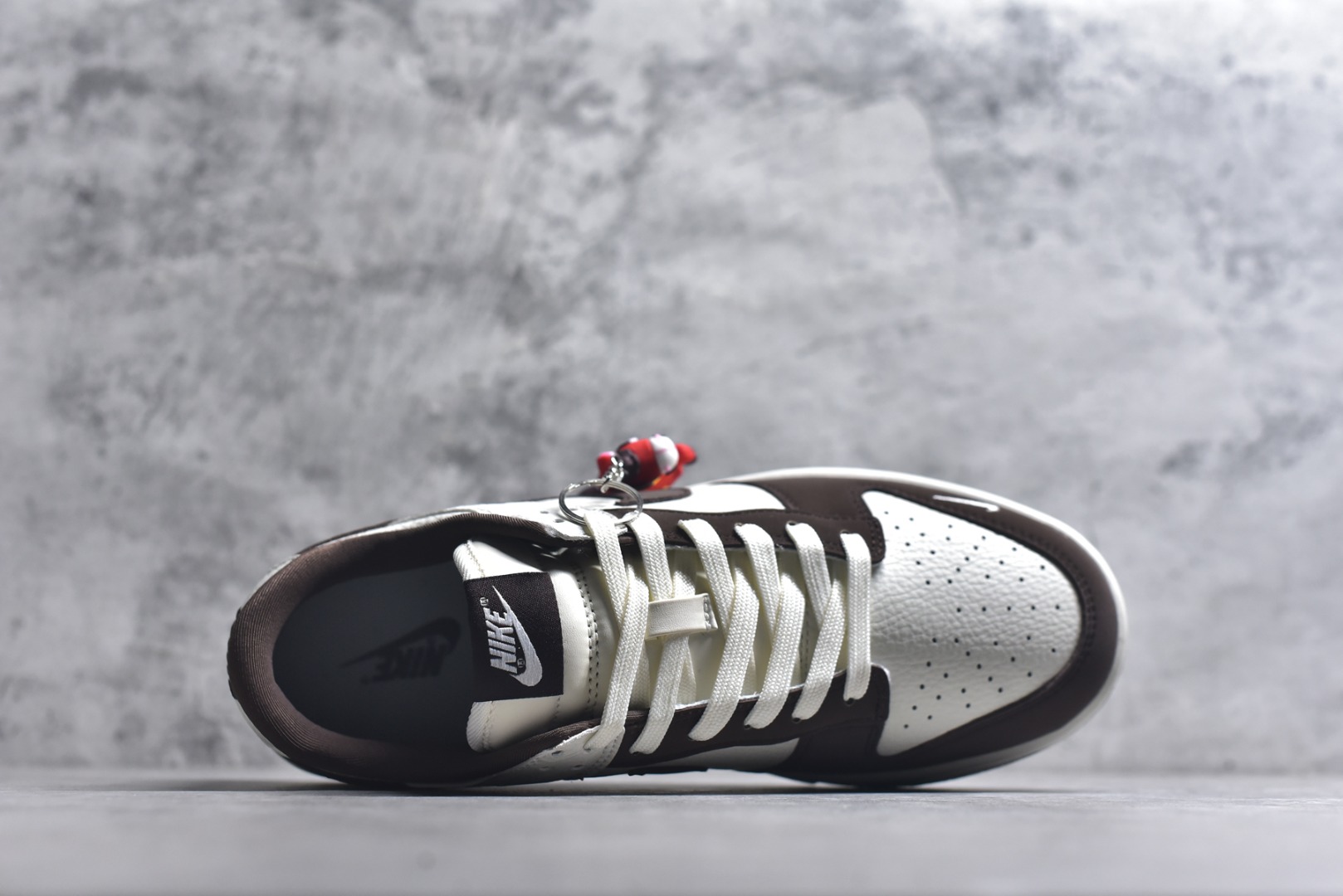 图片[4]-#Nike SB Dunk Low“马年限定——棕白浮雕” 高端私人定制 低帮休闲滑板鞋 定制鞋盒 大厂纯原品质出货 超高清洁度 皮料切割干净无任何毛边 细节完美 货号：IQ1118-220 尺码：36 36.5 37.5 38 38.5 39 40 40.5 41 42 42.5 43 44 44.5 45-选品中心