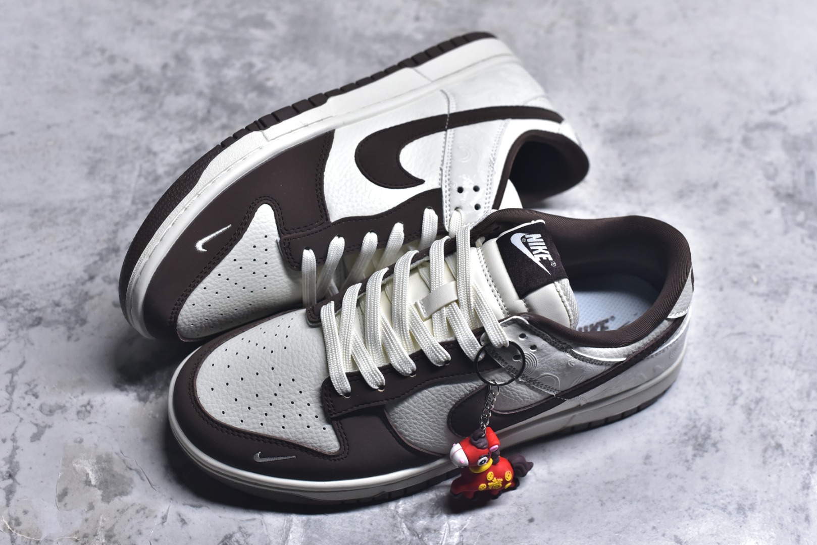 图片[7]-#Nike SB Dunk Low“马年限定——棕白浮雕” 高端私人定制 低帮休闲滑板鞋 定制鞋盒 大厂纯原品质出货 超高清洁度 皮料切割干净无任何毛边 细节完美 货号：IQ1118-220 尺码：36 36.5 37.5 38 38.5 39 40 40.5 41 42 42.5 43 44 44.5 45-选品中心