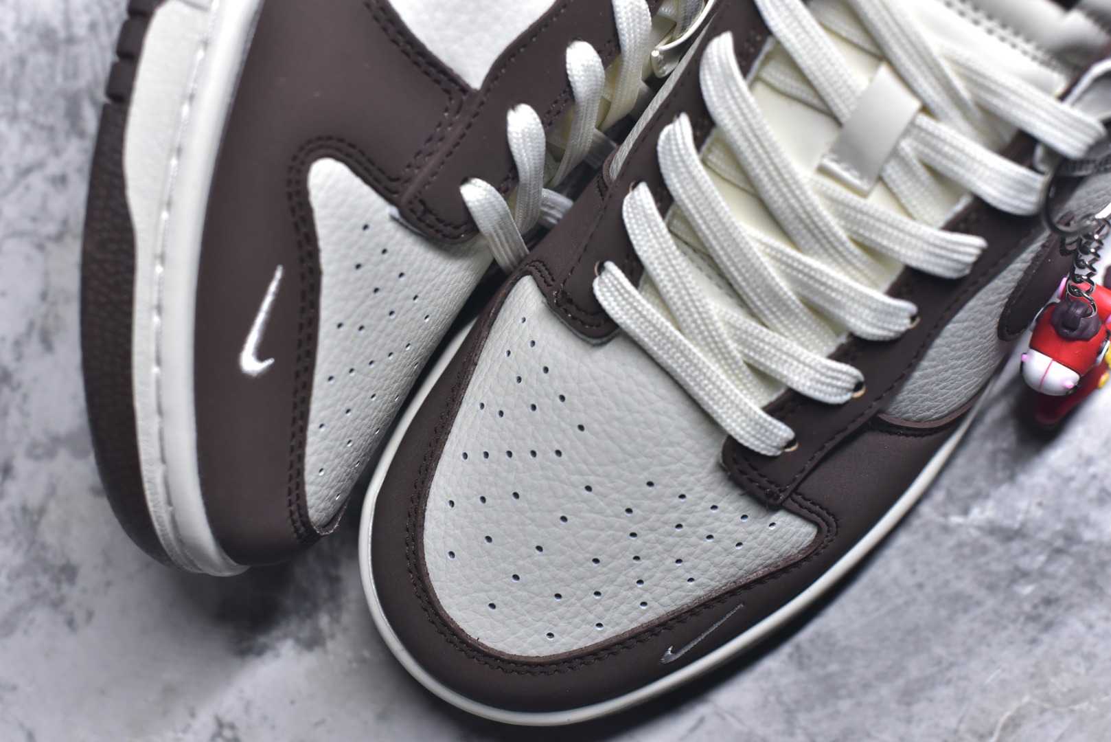 图片[8]-#Nike SB Dunk Low“马年限定——棕白浮雕” 高端私人定制 低帮休闲滑板鞋 定制鞋盒 大厂纯原品质出货 超高清洁度 皮料切割干净无任何毛边 细节完美 货号：IQ1118-220 尺码：36 36.5 37.5 38 38.5 39 40 40.5 41 42 42.5 43 44 44.5 45-选品中心