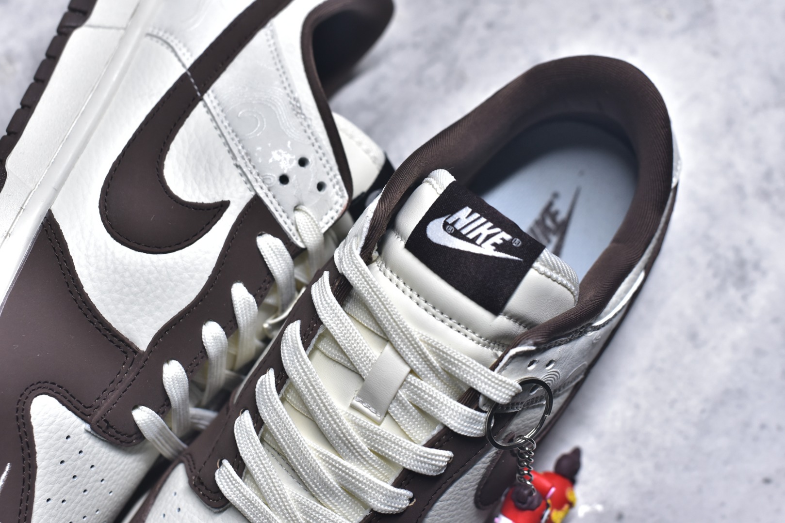 图片[9]-#Nike SB Dunk Low“马年限定——棕白浮雕” 高端私人定制 低帮休闲滑板鞋 定制鞋盒 大厂纯原品质出货 超高清洁度 皮料切割干净无任何毛边 细节完美 货号：IQ1118-220 尺码：36 36.5 37.5 38 38.5 39 40 40.5 41 42 42.5 43 44 44.5 45-选品中心