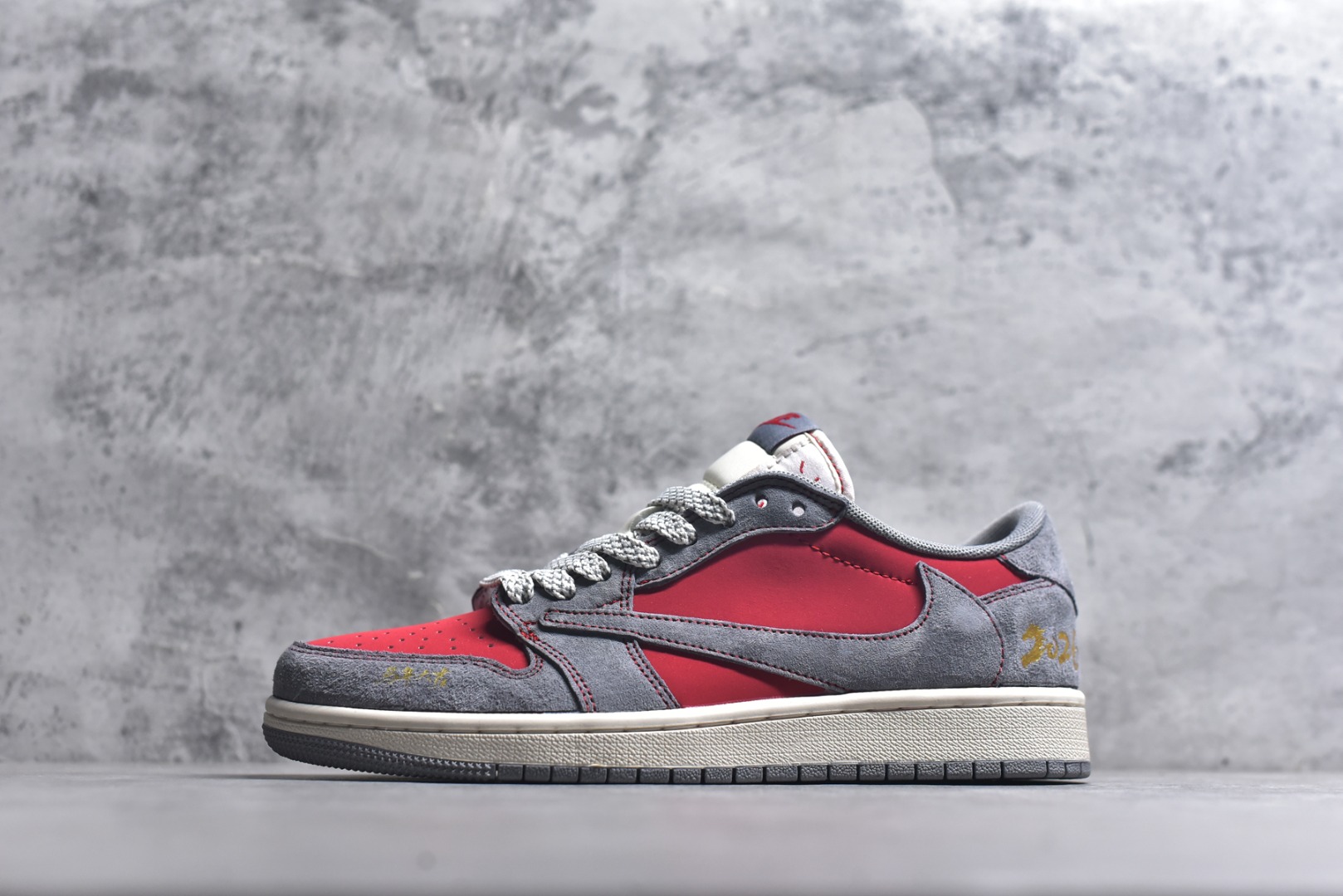 #马年大吉潮流首选 AIR JORDAN 1 灰红撞色搭配做旧质感，鞋头“马年大吉”字样与侧身2026印花点明主题，红金挂饰增添节日氛围。倒钩设计强化街头属性，AJ1 Low鞋型保障复古脚感，兼具文化寓意与潮流设计，是新年表达个性的绝佳选择。 货号：JJ2508-105 尺码：36 36.5 37.5 38 38.5 39 40 40.5 41 42 42.5 43 44 44.5 45-选品中心