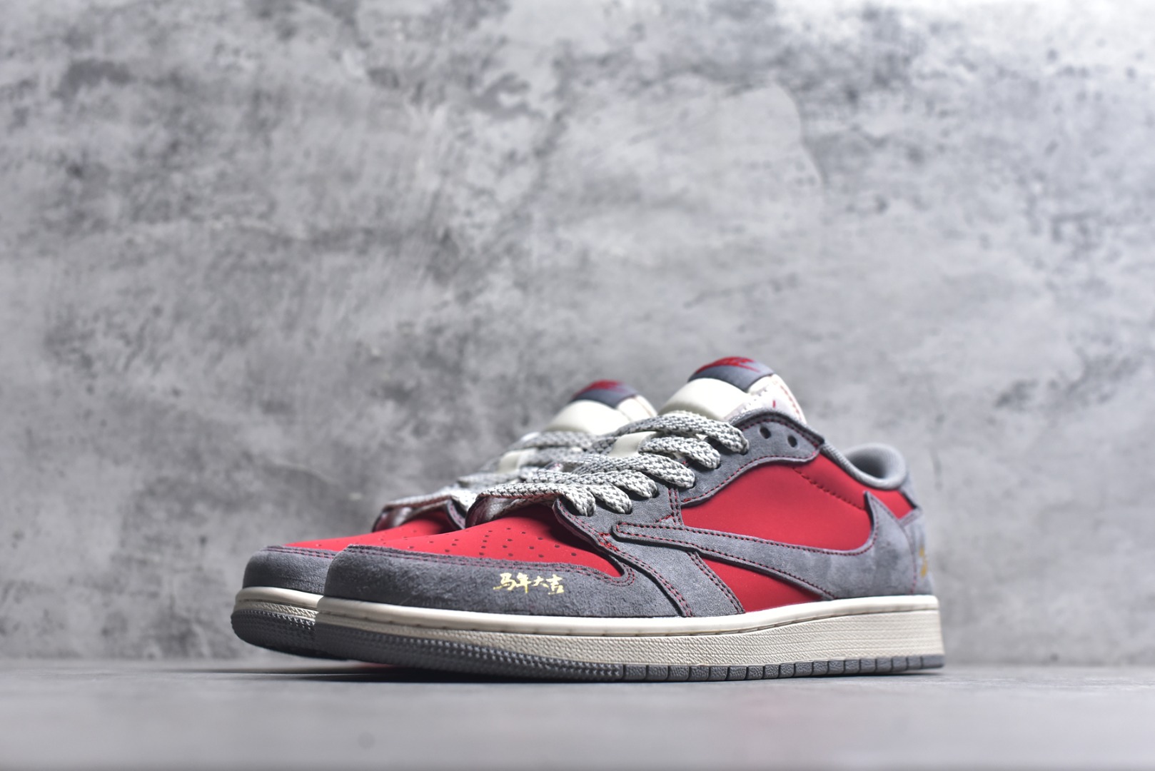 图片[2]-#马年大吉潮流首选 AIR JORDAN 1 灰红撞色搭配做旧质感，鞋头“马年大吉”字样与侧身2026印花点明主题，红金挂饰增添节日氛围。倒钩设计强化街头属性，AJ1 Low鞋型保障复古脚感，兼具文化寓意与潮流设计，是新年表达个性的绝佳选择。 货号：JJ2508-105 尺码：36 36.5 37.5 38 38.5 39 40 40.5 41 42 42.5 43 44 44.5 45-选品中心