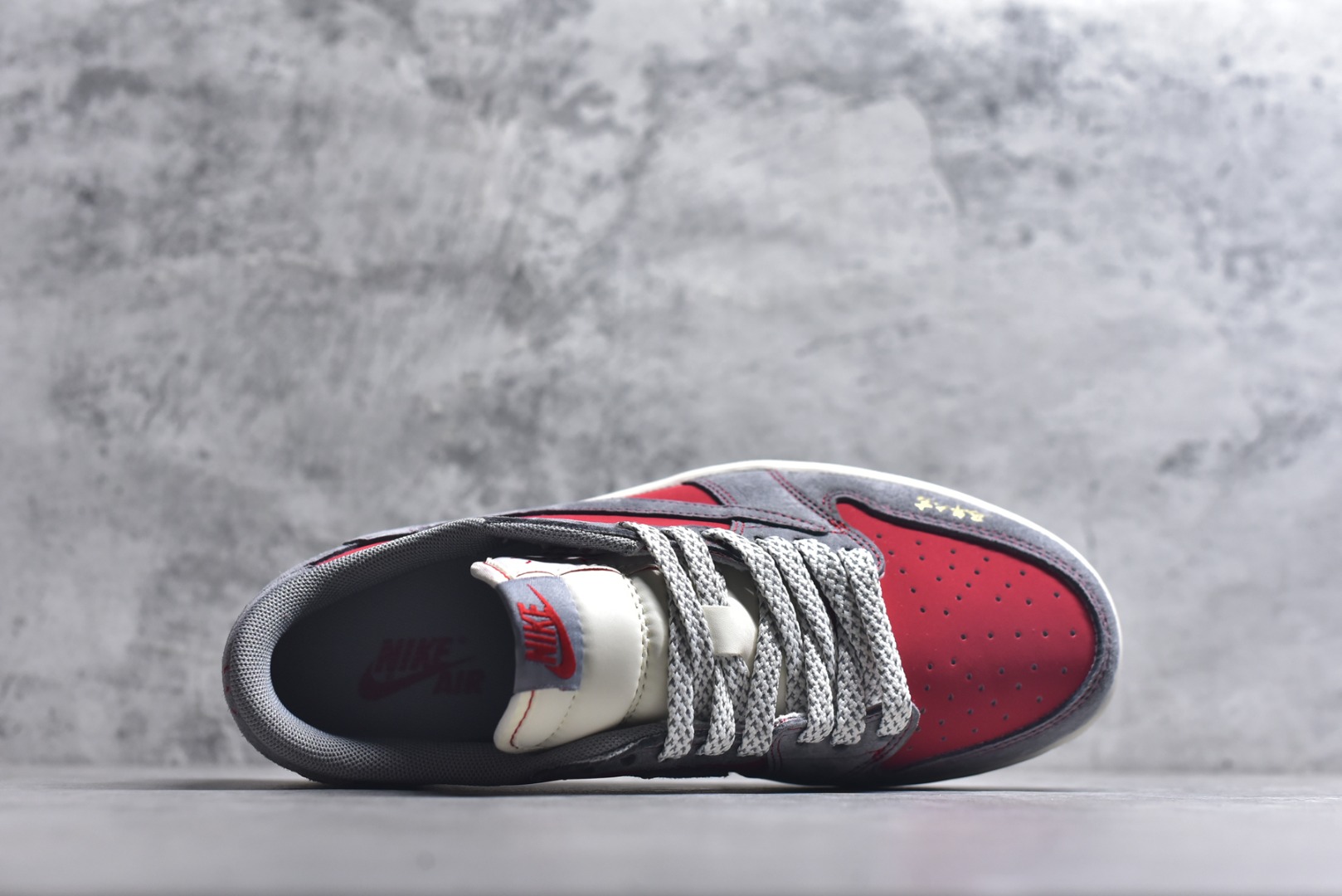 图片[4]-#马年大吉潮流首选 AIR JORDAN 1 灰红撞色搭配做旧质感，鞋头“马年大吉”字样与侧身2026印花点明主题，红金挂饰增添节日氛围。倒钩设计强化街头属性，AJ1 Low鞋型保障复古脚感，兼具文化寓意与潮流设计，是新年表达个性的绝佳选择。 货号：JJ2508-105 尺码：36 36.5 37.5 38 38.5 39 40 40.5 41 42 42.5 43 44 44.5 45-选品中心