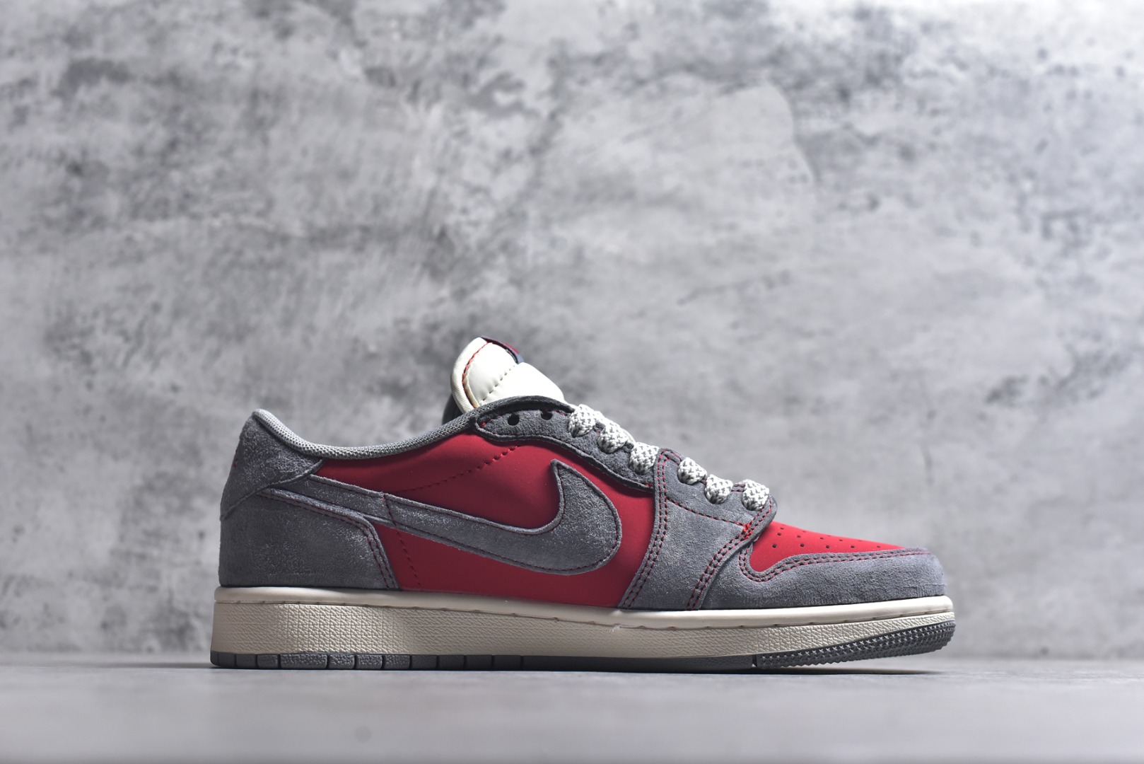 图片[3]-#马年大吉潮流首选 AIR JORDAN 1 灰红撞色搭配做旧质感，鞋头“马年大吉”字样与侧身2026印花点明主题，红金挂饰增添节日氛围。倒钩设计强化街头属性，AJ1 Low鞋型保障复古脚感，兼具文化寓意与潮流设计，是新年表达个性的绝佳选择。 货号：JJ2508-105 尺码：36 36.5 37.5 38 38.5 39 40 40.5 41 42 42.5 43 44 44.5 45-选品中心