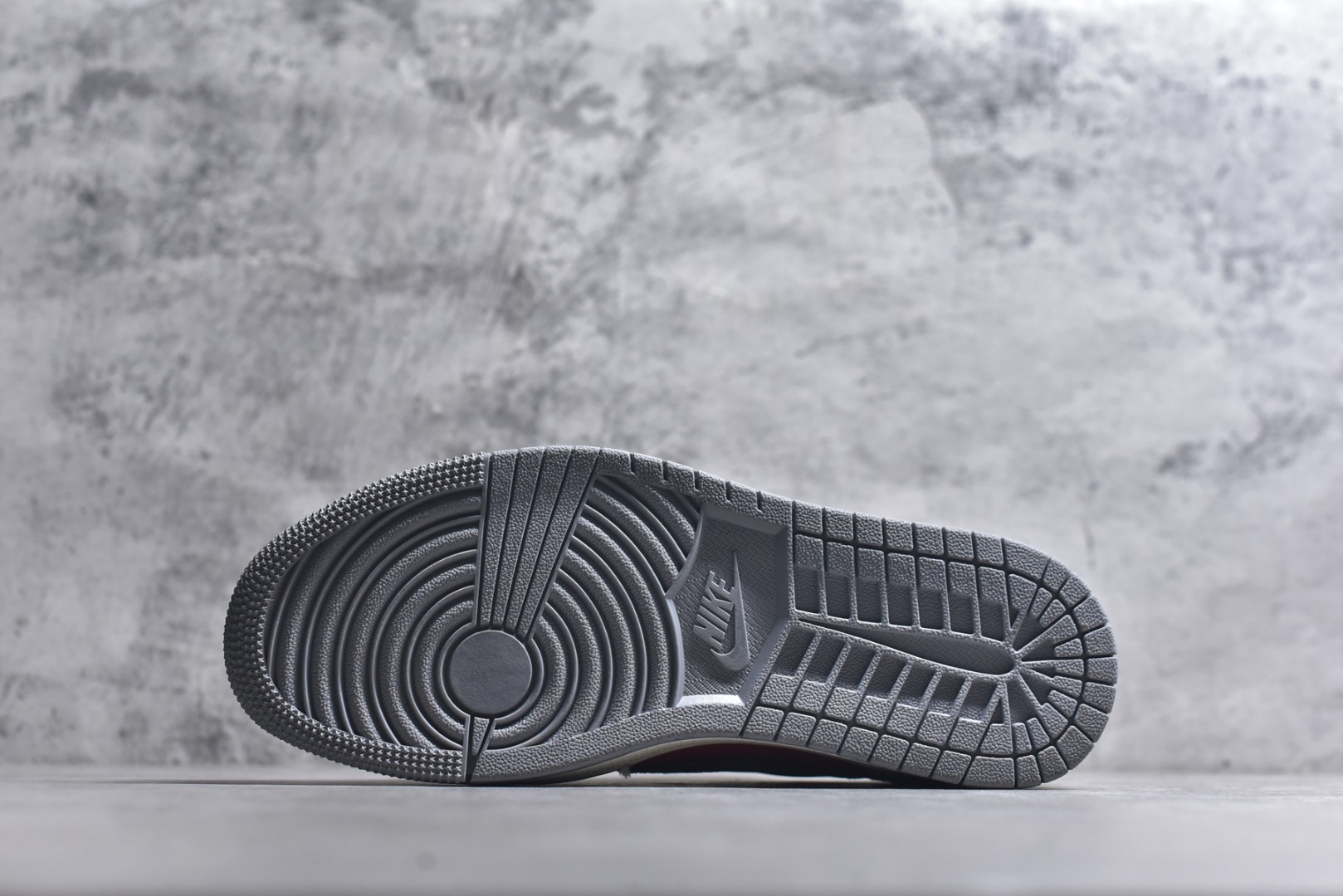 图片[6]-#马年大吉潮流首选 AIR JORDAN 1 灰红撞色搭配做旧质感，鞋头“马年大吉”字样与侧身2026印花点明主题，红金挂饰增添节日氛围。倒钩设计强化街头属性，AJ1 Low鞋型保障复古脚感，兼具文化寓意与潮流设计，是新年表达个性的绝佳选择。 货号：JJ2508-105 尺码：36 36.5 37.5 38 38.5 39 40 40.5 41 42 42.5 43 44 44.5 45-选品中心