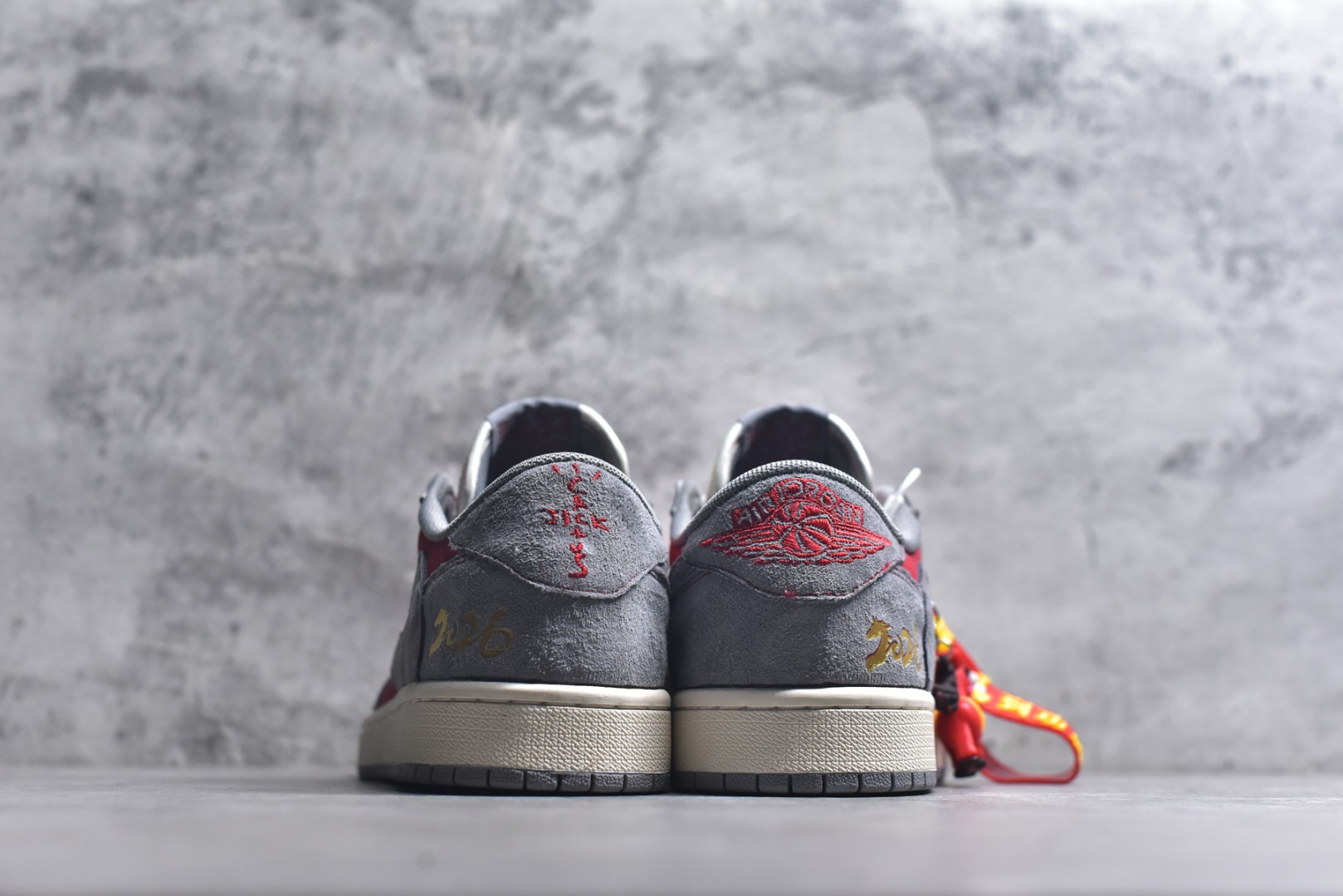 图片[5]-#马年大吉潮流首选 AIR JORDAN 1 灰红撞色搭配做旧质感，鞋头“马年大吉”字样与侧身2026印花点明主题，红金挂饰增添节日氛围。倒钩设计强化街头属性，AJ1 Low鞋型保障复古脚感，兼具文化寓意与潮流设计，是新年表达个性的绝佳选择。 货号：JJ2508-105 尺码：36 36.5 37.5 38 38.5 39 40 40.5 41 42 42.5 43 44 44.5 45-选品中心