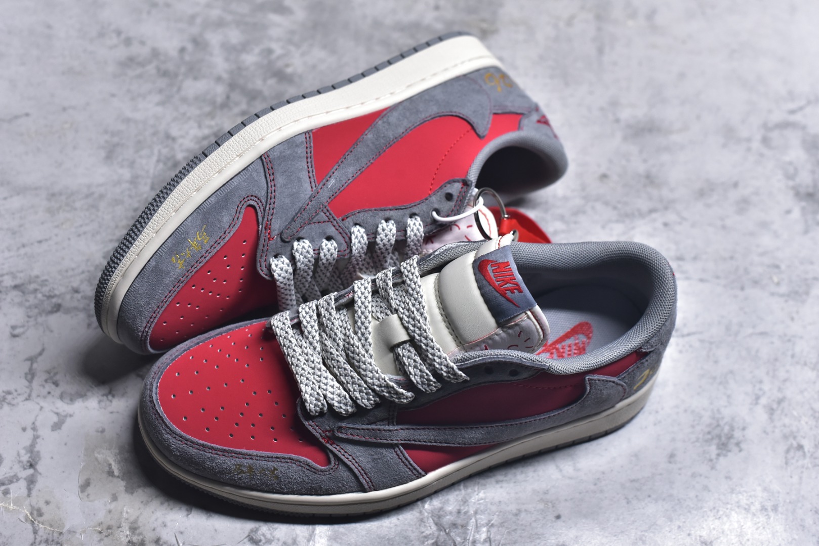 图片[7]-#马年大吉潮流首选 AIR JORDAN 1 灰红撞色搭配做旧质感，鞋头“马年大吉”字样与侧身2026印花点明主题，红金挂饰增添节日氛围。倒钩设计强化街头属性，AJ1 Low鞋型保障复古脚感，兼具文化寓意与潮流设计，是新年表达个性的绝佳选择。 货号：JJ2508-105 尺码：36 36.5 37.5 38 38.5 39 40 40.5 41 42 42.5 43 44 44.5 45-选品中心