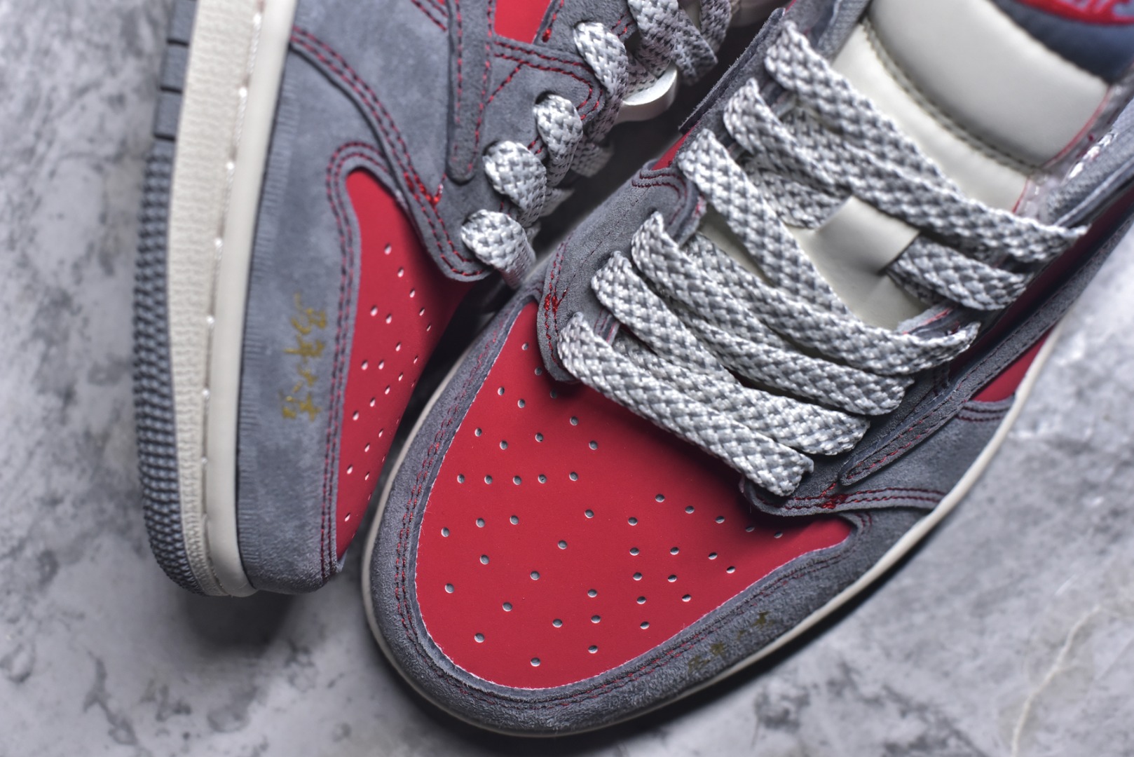 图片[8]-#马年大吉潮流首选 AIR JORDAN 1 灰红撞色搭配做旧质感，鞋头“马年大吉”字样与侧身2026印花点明主题，红金挂饰增添节日氛围。倒钩设计强化街头属性，AJ1 Low鞋型保障复古脚感，兼具文化寓意与潮流设计，是新年表达个性的绝佳选择。 货号：JJ2508-105 尺码：36 36.5 37.5 38 38.5 39 40 40.5 41 42 42.5 43 44 44.5 45-选品中心