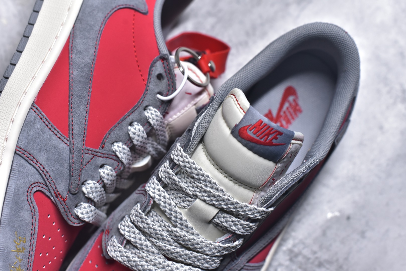 图片[9]-#马年大吉潮流首选 AIR JORDAN 1 灰红撞色搭配做旧质感，鞋头“马年大吉”字样与侧身2026印花点明主题，红金挂饰增添节日氛围。倒钩设计强化街头属性，AJ1 Low鞋型保障复古脚感，兼具文化寓意与潮流设计，是新年表达个性的绝佳选择。 货号：JJ2508-105 尺码：36 36.5 37.5 38 38.5 39 40 40.5 41 42 42.5 43 44 44.5 45-选品中心