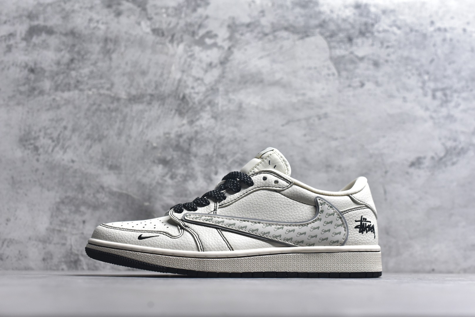 #街头涂鸦潮流！Air Jordan 1 Low （斯图西联名） 乔丹倒勾 爆款高端定制 做旧米白+涂鸦细节，半透明反光满印Logo，仪式感拉满！ 鞋身倒勾采用满印Stussy标志性字样的半透明反光材质，后跟与鞋身侧面印有斯图西涂鸦，鞋带为黑色反光，挂饰也呼应了联名主题。米白荔枝纹搭配黑灰细节点缀，质感细腻。 定制鞋盒 大厂纯原品质出货 超高清洁度 皮料切割干净无任何毛边 细节完美 货号：HH7518-086 尺码：36 36.5 37.5 38 38.5 39 40 40.5 41 42 42.5 43 44 44.5 45-选品中心