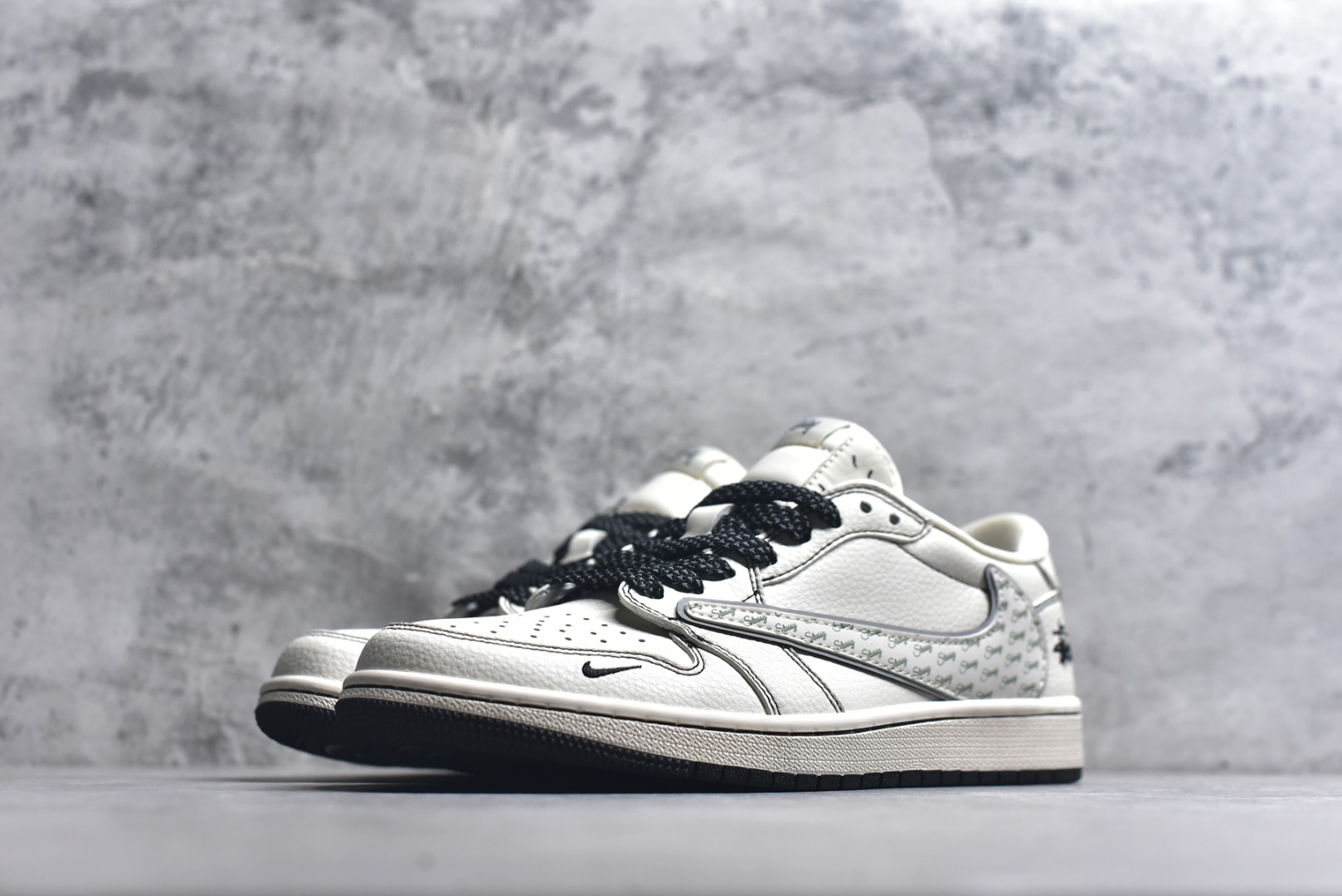 图片[2]-#街头涂鸦潮流！Air Jordan 1 Low （斯图西联名） 乔丹倒勾 爆款高端定制 做旧米白+涂鸦细节，半透明反光满印Logo，仪式感拉满！ 鞋身倒勾采用满印Stussy标志性字样的半透明反光材质，后跟与鞋身侧面印有斯图西涂鸦，鞋带为黑色反光，挂饰也呼应了联名主题。米白荔枝纹搭配黑灰细节点缀，质感细腻。 定制鞋盒 大厂纯原品质出货 超高清洁度 皮料切割干净无任何毛边 细节完美 货号：HH7518-086 尺码：36 36.5 37.5 38 38.5 39 40 40.5 41 42 42.5 43 44 44.5 45-选品中心