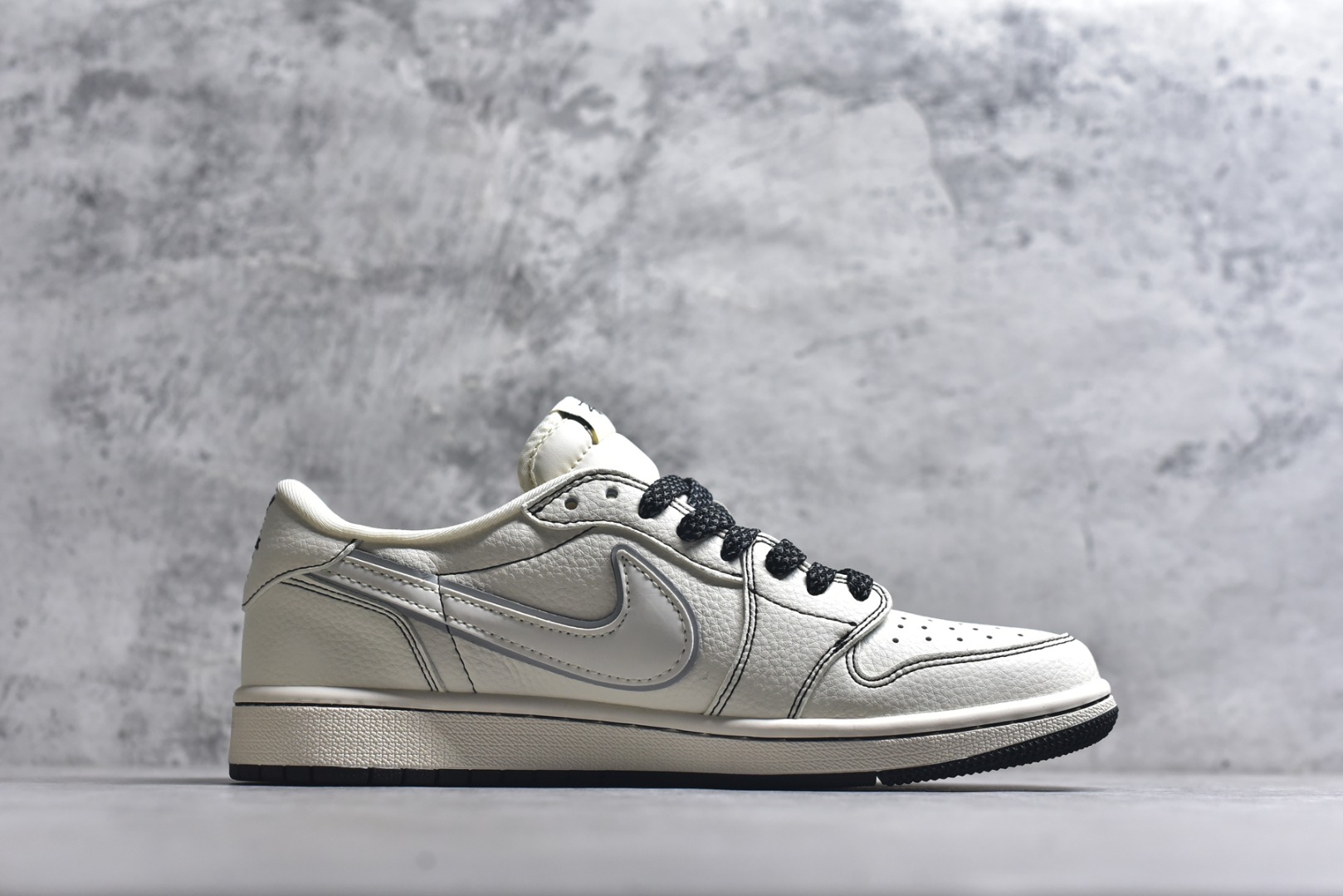 图片[3]-#街头涂鸦潮流！Air Jordan 1 Low （斯图西联名） 乔丹倒勾 爆款高端定制 做旧米白+涂鸦细节，半透明反光满印Logo，仪式感拉满！ 鞋身倒勾采用满印Stussy标志性字样的半透明反光材质，后跟与鞋身侧面印有斯图西涂鸦，鞋带为黑色反光，挂饰也呼应了联名主题。米白荔枝纹搭配黑灰细节点缀，质感细腻。 定制鞋盒 大厂纯原品质出货 超高清洁度 皮料切割干净无任何毛边 细节完美 货号：HH7518-086 尺码：36 36.5 37.5 38 38.5 39 40 40.5 41 42 42.5 43 44 44.5 45-选品中心