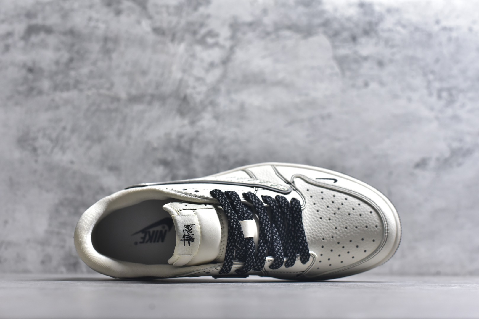 图片[4]-#街头涂鸦潮流！Air Jordan 1 Low （斯图西联名） 乔丹倒勾 爆款高端定制 做旧米白+涂鸦细节，半透明反光满印Logo，仪式感拉满！ 鞋身倒勾采用满印Stussy标志性字样的半透明反光材质，后跟与鞋身侧面印有斯图西涂鸦，鞋带为黑色反光，挂饰也呼应了联名主题。米白荔枝纹搭配黑灰细节点缀，质感细腻。 定制鞋盒 大厂纯原品质出货 超高清洁度 皮料切割干净无任何毛边 细节完美 货号：HH7518-086 尺码：36 36.5 37.5 38 38.5 39 40 40.5 41 42 42.5 43 44 44.5 45-选品中心