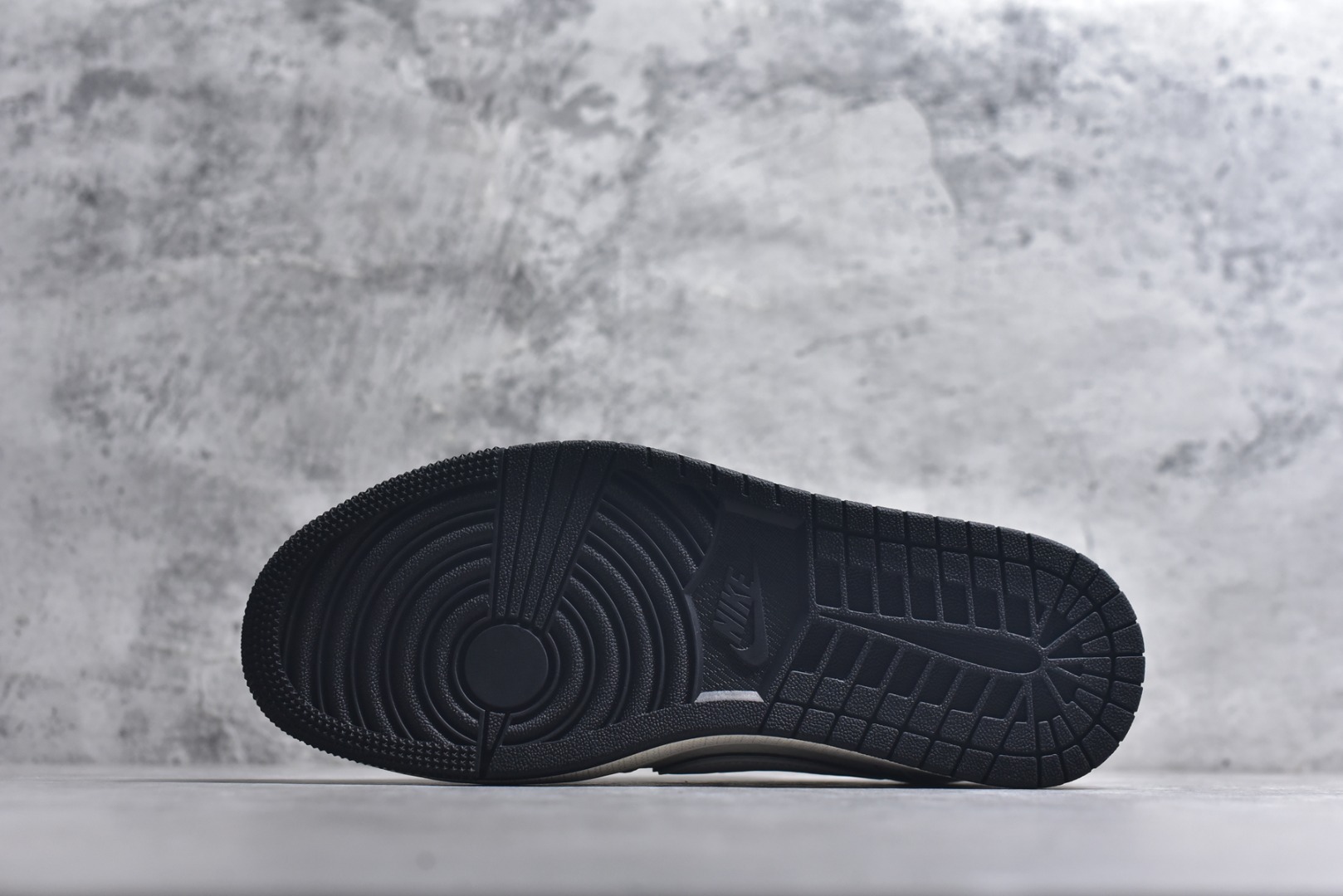 图片[6]-#街头涂鸦潮流！Air Jordan 1 Low （斯图西联名） 乔丹倒勾 爆款高端定制 做旧米白+涂鸦细节，半透明反光满印Logo，仪式感拉满！ 鞋身倒勾采用满印Stussy标志性字样的半透明反光材质，后跟与鞋身侧面印有斯图西涂鸦，鞋带为黑色反光，挂饰也呼应了联名主题。米白荔枝纹搭配黑灰细节点缀，质感细腻。 定制鞋盒 大厂纯原品质出货 超高清洁度 皮料切割干净无任何毛边 细节完美 货号：HH7518-086 尺码：36 36.5 37.5 38 38.5 39 40 40.5 41 42 42.5 43 44 44.5 45-选品中心