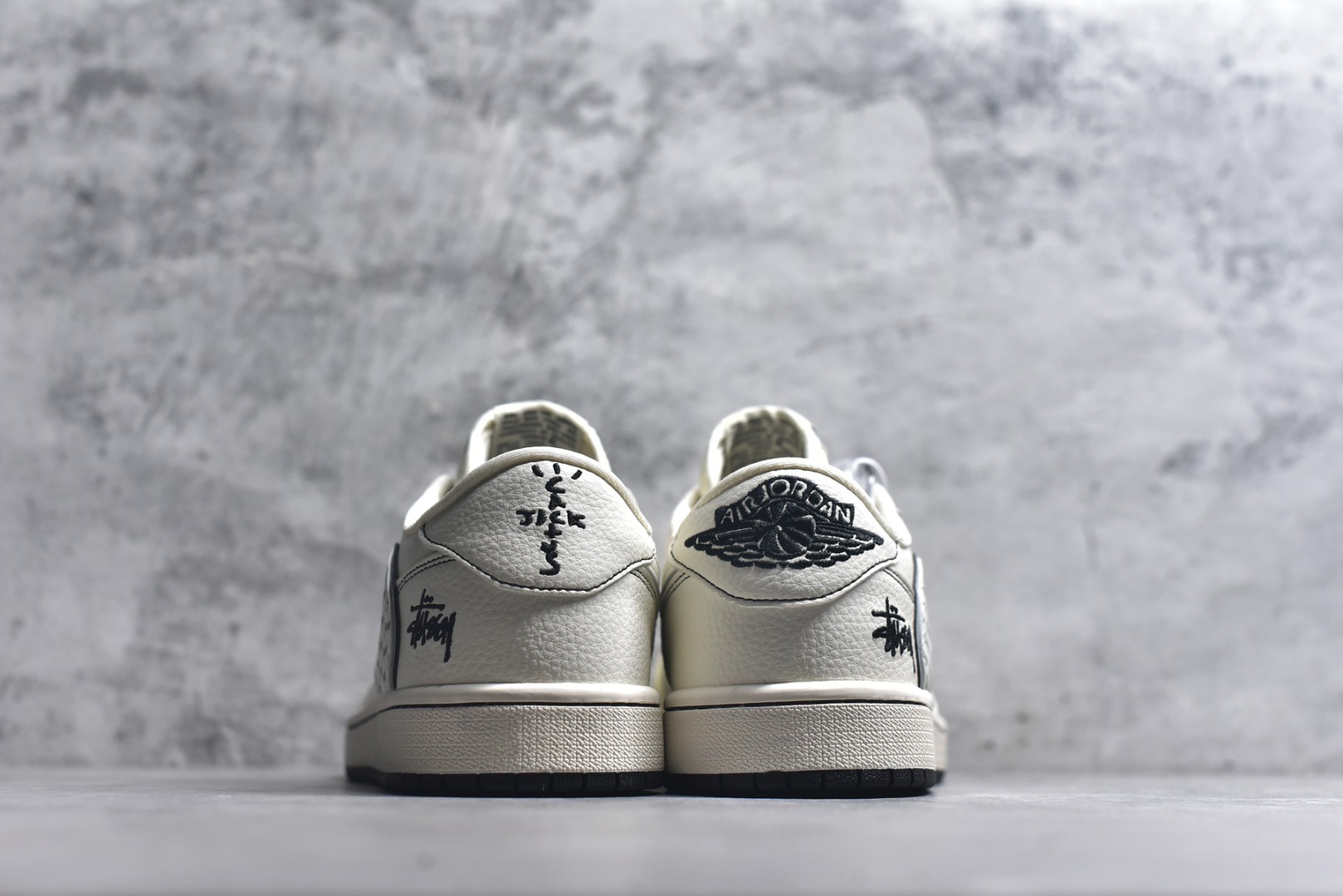 图片[5]-#街头涂鸦潮流！Air Jordan 1 Low （斯图西联名） 乔丹倒勾 爆款高端定制 做旧米白+涂鸦细节，半透明反光满印Logo，仪式感拉满！ 鞋身倒勾采用满印Stussy标志性字样的半透明反光材质，后跟与鞋身侧面印有斯图西涂鸦，鞋带为黑色反光，挂饰也呼应了联名主题。米白荔枝纹搭配黑灰细节点缀，质感细腻。 定制鞋盒 大厂纯原品质出货 超高清洁度 皮料切割干净无任何毛边 细节完美 货号：HH7518-086 尺码：36 36.5 37.5 38 38.5 39 40 40.5 41 42 42.5 43 44 44.5 45-选品中心
