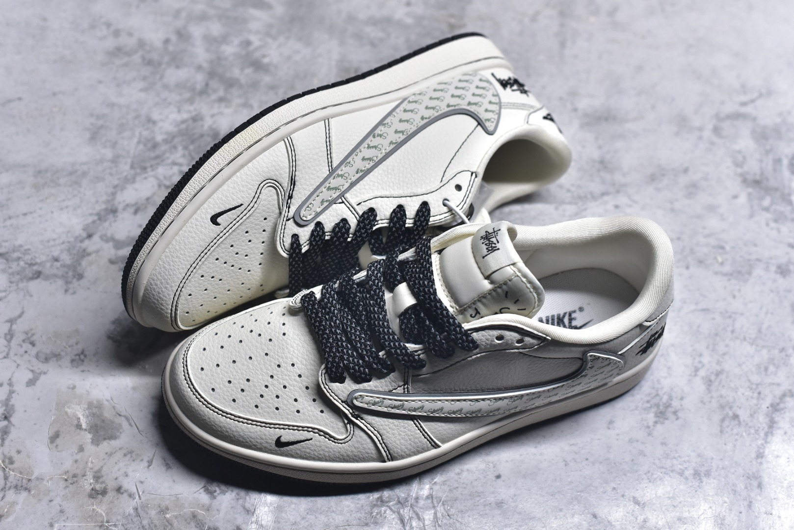 图片[7]-#街头涂鸦潮流！Air Jordan 1 Low （斯图西联名） 乔丹倒勾 爆款高端定制 做旧米白+涂鸦细节，半透明反光满印Logo，仪式感拉满！ 鞋身倒勾采用满印Stussy标志性字样的半透明反光材质，后跟与鞋身侧面印有斯图西涂鸦，鞋带为黑色反光，挂饰也呼应了联名主题。米白荔枝纹搭配黑灰细节点缀，质感细腻。 定制鞋盒 大厂纯原品质出货 超高清洁度 皮料切割干净无任何毛边 细节完美 货号：HH7518-086 尺码：36 36.5 37.5 38 38.5 39 40 40.5 41 42 42.5 43 44 44.5 45-选品中心