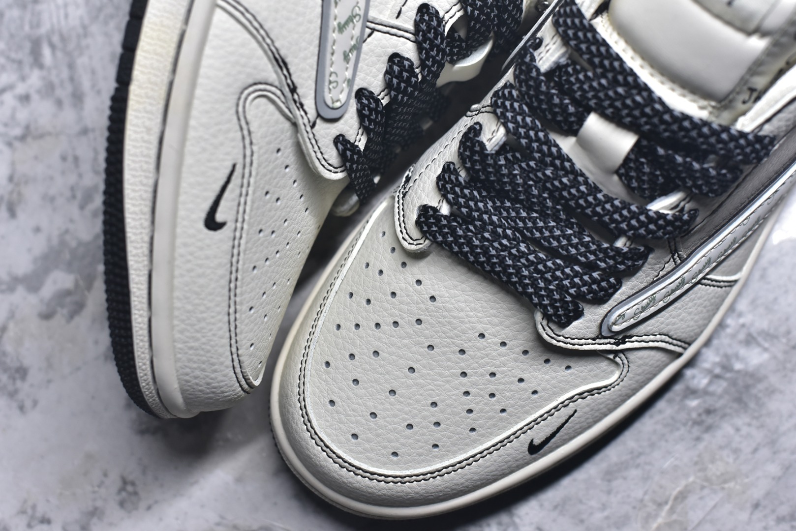 图片[8]-#街头涂鸦潮流！Air Jordan 1 Low （斯图西联名） 乔丹倒勾 爆款高端定制 做旧米白+涂鸦细节，半透明反光满印Logo，仪式感拉满！ 鞋身倒勾采用满印Stussy标志性字样的半透明反光材质，后跟与鞋身侧面印有斯图西涂鸦，鞋带为黑色反光，挂饰也呼应了联名主题。米白荔枝纹搭配黑灰细节点缀，质感细腻。 定制鞋盒 大厂纯原品质出货 超高清洁度 皮料切割干净无任何毛边 细节完美 货号：HH7518-086 尺码：36 36.5 37.5 38 38.5 39 40 40.5 41 42 42.5 43 44 44.5 45-选品中心