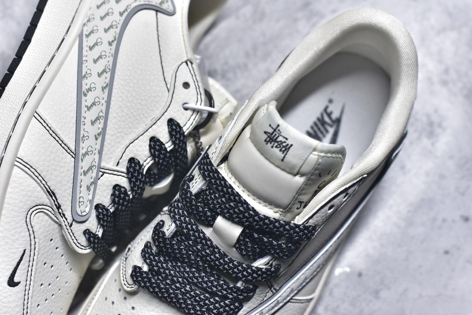 图片[9]-#街头涂鸦潮流！Air Jordan 1 Low （斯图西联名） 乔丹倒勾 爆款高端定制 做旧米白+涂鸦细节，半透明反光满印Logo，仪式感拉满！ 鞋身倒勾采用满印Stussy标志性字样的半透明反光材质，后跟与鞋身侧面印有斯图西涂鸦，鞋带为黑色反光，挂饰也呼应了联名主题。米白荔枝纹搭配黑灰细节点缀，质感细腻。 定制鞋盒 大厂纯原品质出货 超高清洁度 皮料切割干净无任何毛边 细节完美 货号：HH7518-086 尺码：36 36.5 37.5 38 38.5 39 40 40.5 41 42 42.5 43 44 44.5 45-选品中心