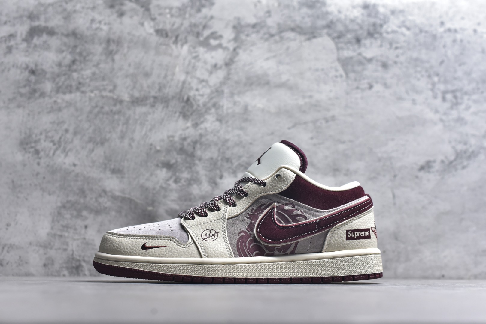 #2026新款定制限量发售❗️高端定制Air Jordan 1 Low AJ1 乔1“马年限定联名------米白酒红” - 米白与酒红的复古撞色，搭配细腻暗纹鞋面，鞋身Supreme Logo点明联名身份；后跟金色“马”字刺绣+萌趣小马挂饰，专属马年仪式感直接拉满。 #定制鞋盒 高端定制 低帮休闲板鞋 定制鞋盒 大厂纯原品质出货 超高清洁度 皮料切割干净无任何毛边 细节完美 货号：LD8888-014 尺码：36 36.5 37.5 38 38.5 39 40 40.5 41 42 42.5 43 44 44.5 45-选品中心