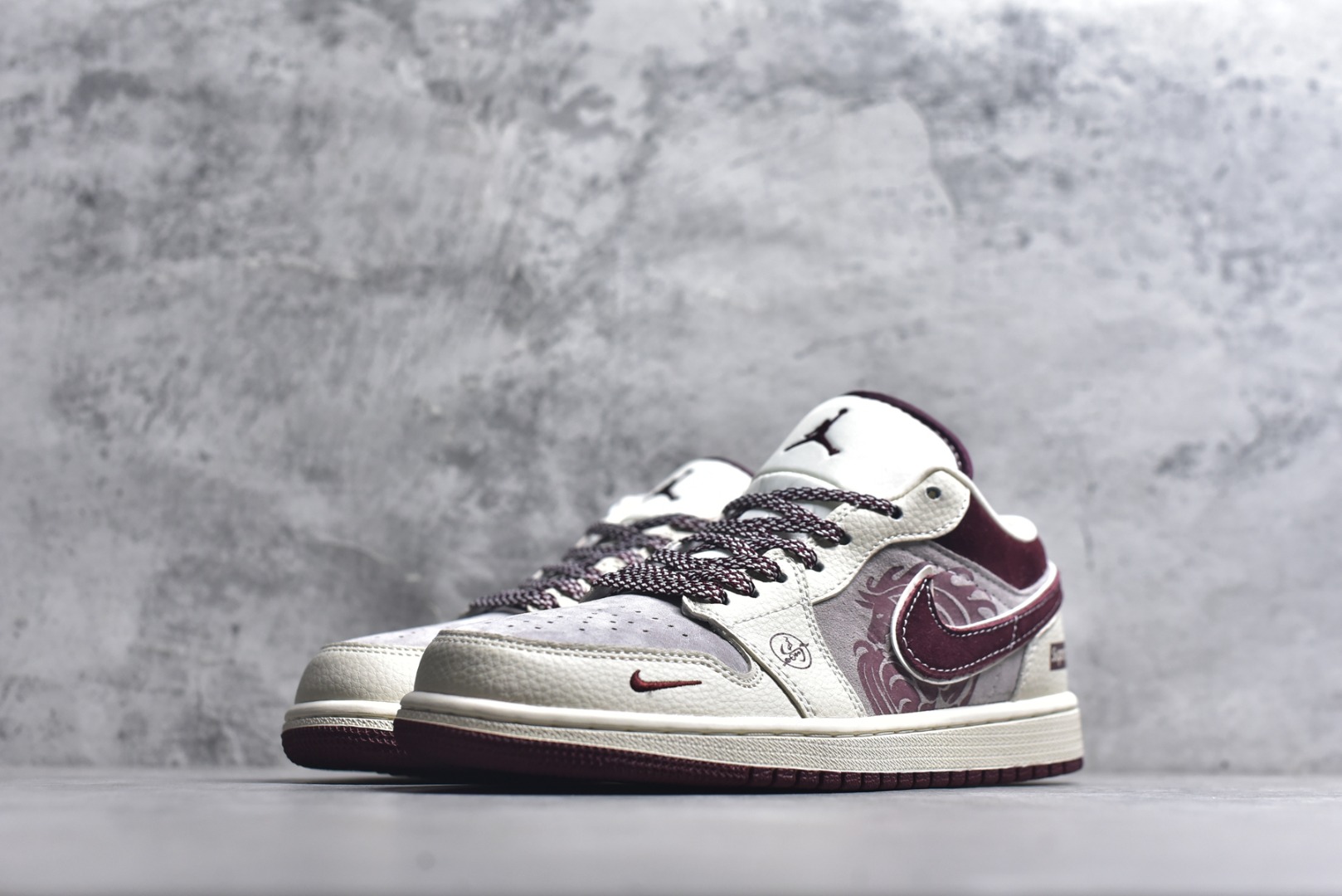 图片[2]-#2026新款定制限量发售❗️高端定制Air Jordan 1 Low AJ1 乔1“马年限定联名——米白酒红” – 米白与酒红的复古撞色，搭配细腻暗纹鞋面，鞋身Supreme Logo点明联名身份；后跟金色“马”字刺绣+萌趣小马挂饰，专属马年仪式感直接拉满。 #定制鞋盒 高端定制 低帮休闲板鞋 定制鞋盒 大厂纯原品质出货 超高清洁度 皮料切割干净无任何毛边 细节完美 货号：LD8888-014 尺码：36 36.5 37.5 38 38.5 39 40 40.5 41 42 42.5 43 44 44.5 45-选品中心