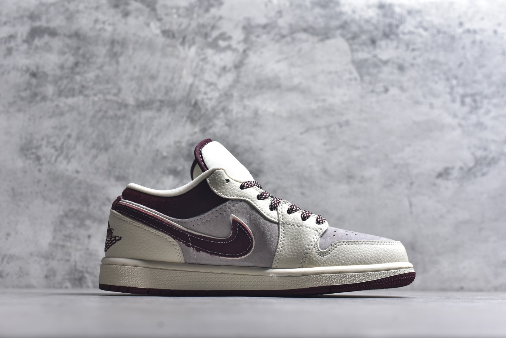 图片[3]-#2026新款定制限量发售❗️高端定制Air Jordan 1 Low AJ1 乔1“马年限定联名——米白酒红” – 米白与酒红的复古撞色，搭配细腻暗纹鞋面，鞋身Supreme Logo点明联名身份；后跟金色“马”字刺绣+萌趣小马挂饰，专属马年仪式感直接拉满。 #定制鞋盒 高端定制 低帮休闲板鞋 定制鞋盒 大厂纯原品质出货 超高清洁度 皮料切割干净无任何毛边 细节完美 货号：LD8888-014 尺码：36 36.5 37.5 38 38.5 39 40 40.5 41 42 42.5 43 44 44.5 45-选品中心