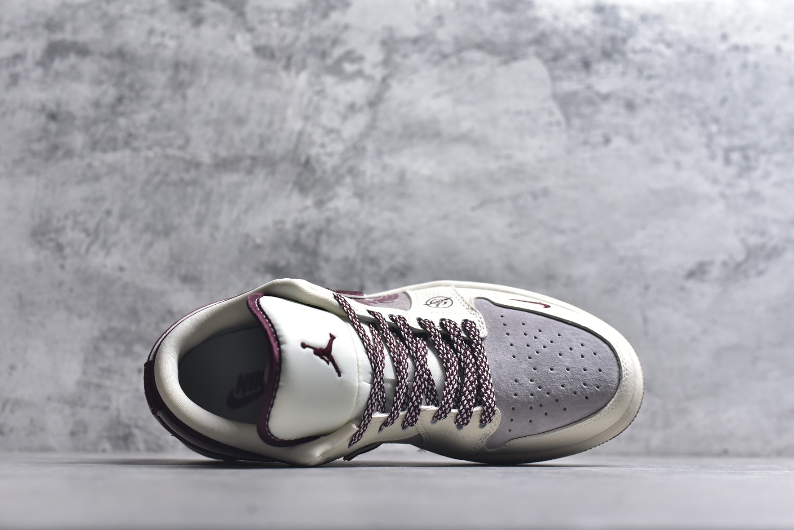 图片[4]-#2026新款定制限量发售❗️高端定制Air Jordan 1 Low AJ1 乔1“马年限定联名——米白酒红” – 米白与酒红的复古撞色，搭配细腻暗纹鞋面，鞋身Supreme Logo点明联名身份；后跟金色“马”字刺绣+萌趣小马挂饰，专属马年仪式感直接拉满。 #定制鞋盒 高端定制 低帮休闲板鞋 定制鞋盒 大厂纯原品质出货 超高清洁度 皮料切割干净无任何毛边 细节完美 货号：LD8888-014 尺码：36 36.5 37.5 38 38.5 39 40 40.5 41 42 42.5 43 44 44.5 45-选品中心