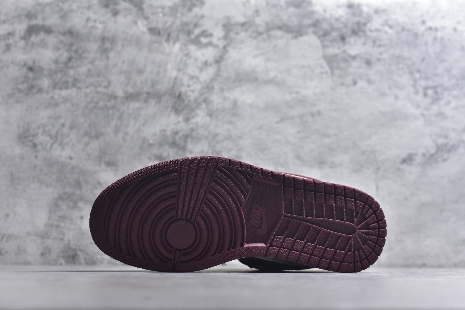 图片[6]-#2026新款定制限量发售❗️高端定制Air Jordan 1 Low AJ1 乔1“马年限定联名——米白酒红” – 米白与酒红的复古撞色，搭配细腻暗纹鞋面，鞋身Supreme Logo点明联名身份；后跟金色“马”字刺绣+萌趣小马挂饰，专属马年仪式感直接拉满。 #定制鞋盒 高端定制 低帮休闲板鞋 定制鞋盒 大厂纯原品质出货 超高清洁度 皮料切割干净无任何毛边 细节完美 货号：LD8888-014 尺码：36 36.5 37.5 38 38.5 39 40 40.5 41 42 42.5 43 44 44.5 45-选品中心