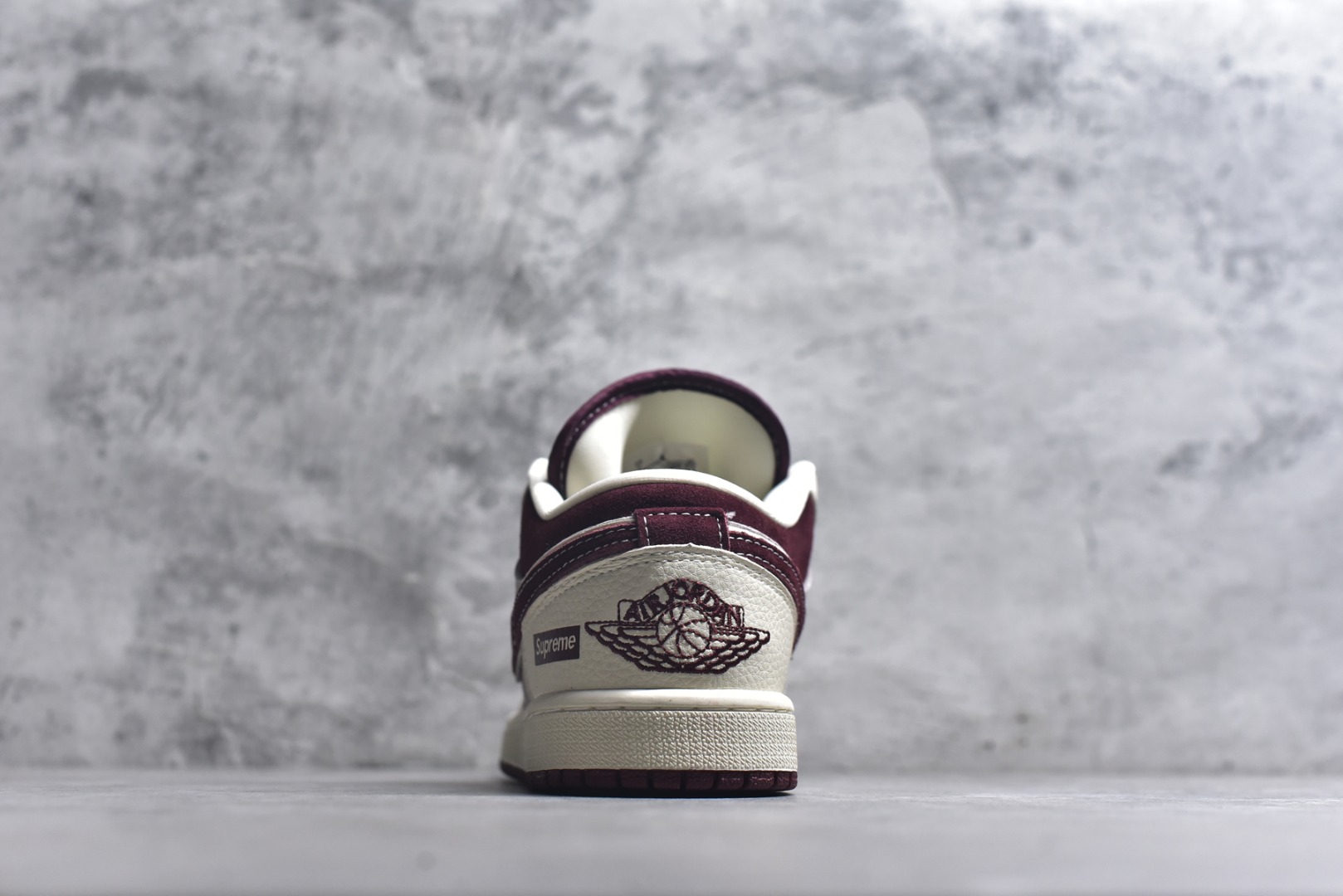 图片[5]-#2026新款定制限量发售❗️高端定制Air Jordan 1 Low AJ1 乔1“马年限定联名——米白酒红” – 米白与酒红的复古撞色，搭配细腻暗纹鞋面，鞋身Supreme Logo点明联名身份；后跟金色“马”字刺绣+萌趣小马挂饰，专属马年仪式感直接拉满。 #定制鞋盒 高端定制 低帮休闲板鞋 定制鞋盒 大厂纯原品质出货 超高清洁度 皮料切割干净无任何毛边 细节完美 货号：LD8888-014 尺码：36 36.5 37.5 38 38.5 39 40 40.5 41 42 42.5 43 44 44.5 45-选品中心