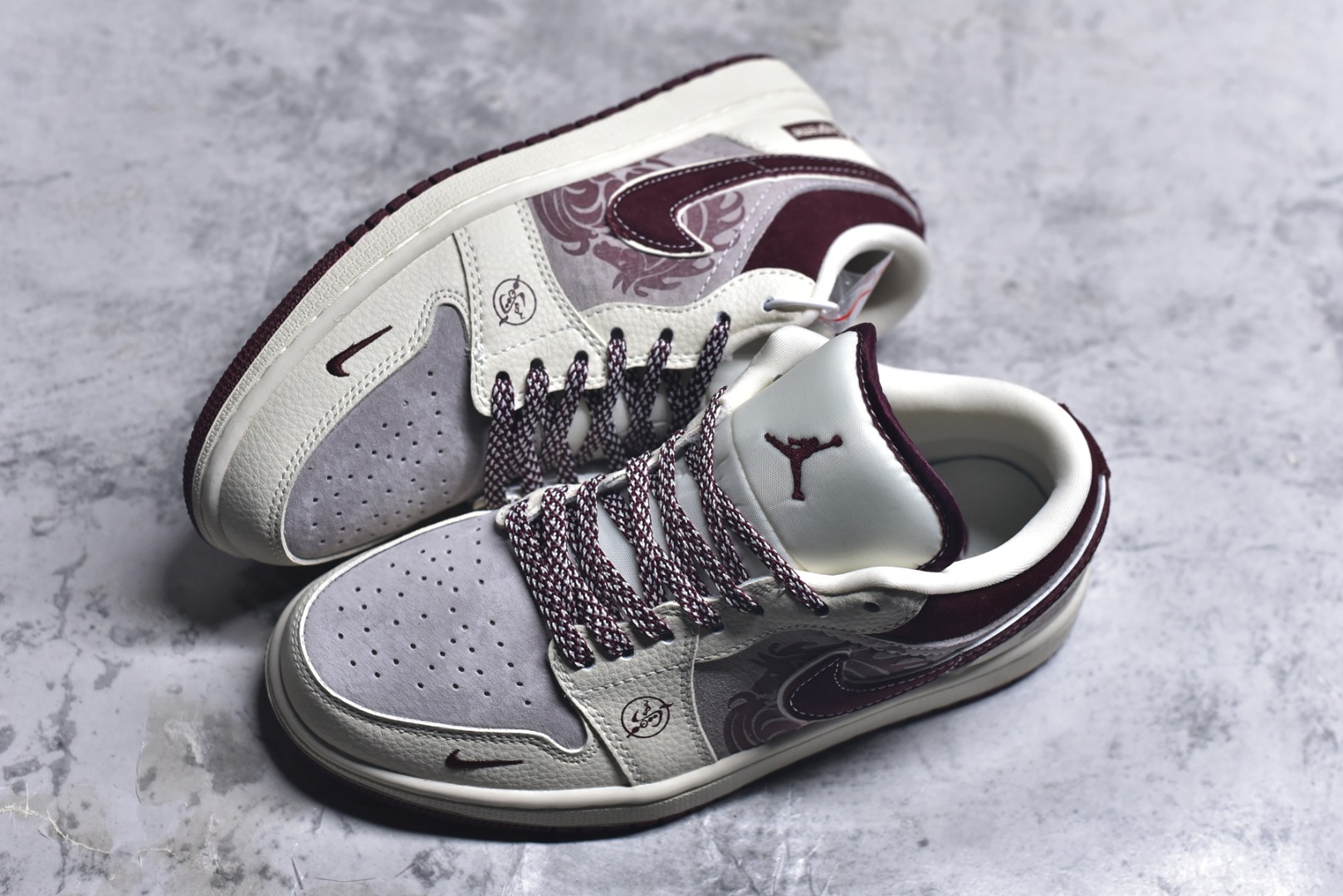 图片[7]-#2026新款定制限量发售❗️高端定制Air Jordan 1 Low AJ1 乔1“马年限定联名——米白酒红” – 米白与酒红的复古撞色，搭配细腻暗纹鞋面，鞋身Supreme Logo点明联名身份；后跟金色“马”字刺绣+萌趣小马挂饰，专属马年仪式感直接拉满。 #定制鞋盒 高端定制 低帮休闲板鞋 定制鞋盒 大厂纯原品质出货 超高清洁度 皮料切割干净无任何毛边 细节完美 货号：LD8888-014 尺码：36 36.5 37.5 38 38.5 39 40 40.5 41 42 42.5 43 44 44.5 45-选品中心